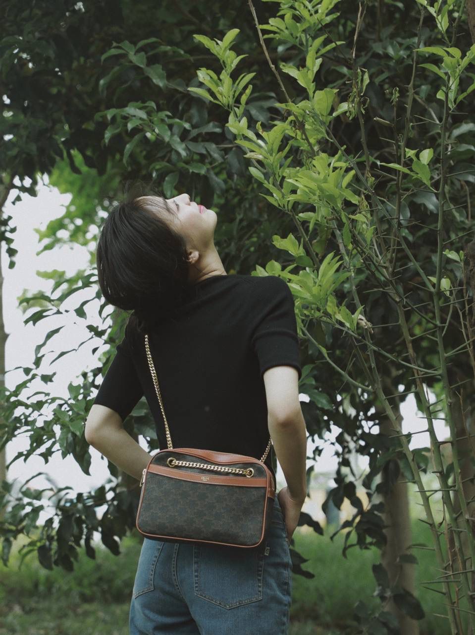 🔥大货实拍图 𝗖𝗘𝗟𝗜𝗡𝗘♥𝗖𝗔𝗡𝗩𝗔𝗦 𝗣𝗔𝗧𝗔𝗣𝗔𝗡𝗦 型号：196252 尺寸：20.5*15*4.5cm 不得不承认最近的Celine的老花系列有点Old Celine的味道，虽然不是皮的面料，但是很耐用，挎在腋下复古又文艺～目测会成为新一季爆款 🥳