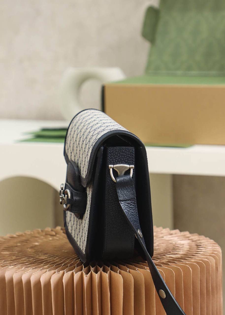 新配色𝟏𝟗𝟓𝟓 小号系列 #602204#原厂皮 YY# 🔷尺寸：25*18*8cm 超人气的𝑯𝒐𝒓𝒔𝒆𝒃𝒊𝒕马衔扣复古系列，这一季的新配色 米灰色搭配神秘蓝，把当红王炸款 马鞍包再次推上新的颜值高度。经典元素自带的复古路线，搭配上新配色， 不仅复古感十足，还时髦感十足， 简直就是复古与现代时尚的新碰撞💥一直被称为“必备单品”实力推荐这只新配色！颜值一眼深得人心！