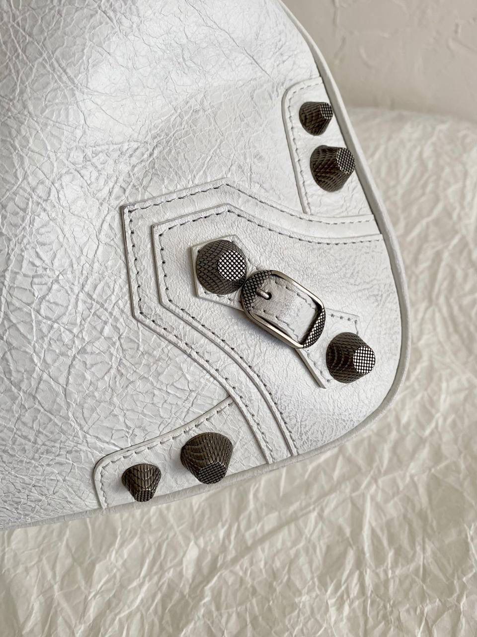 ba1enciaga neo cagole xl plus 油蜡白银🤍 机车包衍生新款，超级好看！ 这只包有三种背法 除了常规的斜挎➕手提 里面还加了一层尼龙布料肩带 直接变成一个大托特！ 14寸的电脑咱说放就放😌 随性松垮的包型，时髦精的tote就它了 机车包最看中的就是整个包的皮料 我们家一直都是安排的原厂皮 皮料一定要软且皱，才做得出zp的慵懒感 46.5×30×13cm791601m