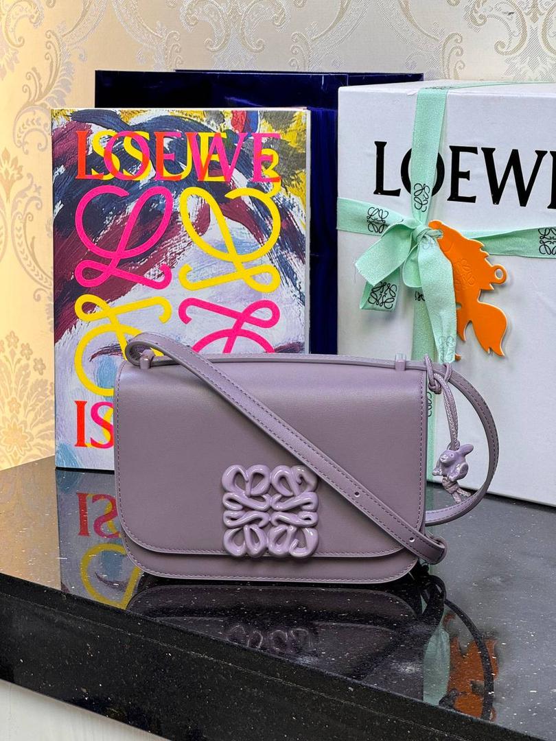 🎈单色釉𝘎𝘰𝘺𝘢*缎面皮 —【藕粉紫釉到货✅】 尺寸：𝟏𝟗-𝟔-𝟏𝟑.𝟓𝐜𝐦 编码：262123 【配全套礼盒】 ✅汲取古代单色釉瓷器色彩灵感，全新打造𝘓𝘰𝘸𝘦*单色釉系列。该款采用缎面丝绸牛皮搭配内里纳帕羊皮，手感丝滑细腻。正面立体膨胀𝘈𝘯𝘨𝘳𝘢𝘮 𝘓𝘰𝘨𝘰设计搭配陶瓷小兔子挂饰，堪称时尚界的艺术品。 ✅磁扣开合，内部3个隔层设计，以及按扣和背面小侧袋，收纳方便➕安全感满分，能装，好搭。