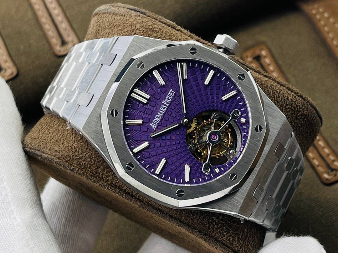 爱彼A P皇家橡树陀飞轮精品腕表 升级细节🔥 1⃣️独家订制Cal.2924机芯，动力储存68小时！ 2⃣️腕表依旧保留的八角形表圈、标志性的六角形螺丝以及经典表带！ 3⃣️皇家橡树系列超薄陀飞轮腕表在经典的“Tapsisserie”格纹上进行再度创新，形成了新的格纹“Tapisserie Evolutive”！熟悉又陌生的表盘格纹装饰带来全新观感，成为这款腕表的点睛之笔。 4⃣️表壳直径为41毫米，厚度为11.2毫米！