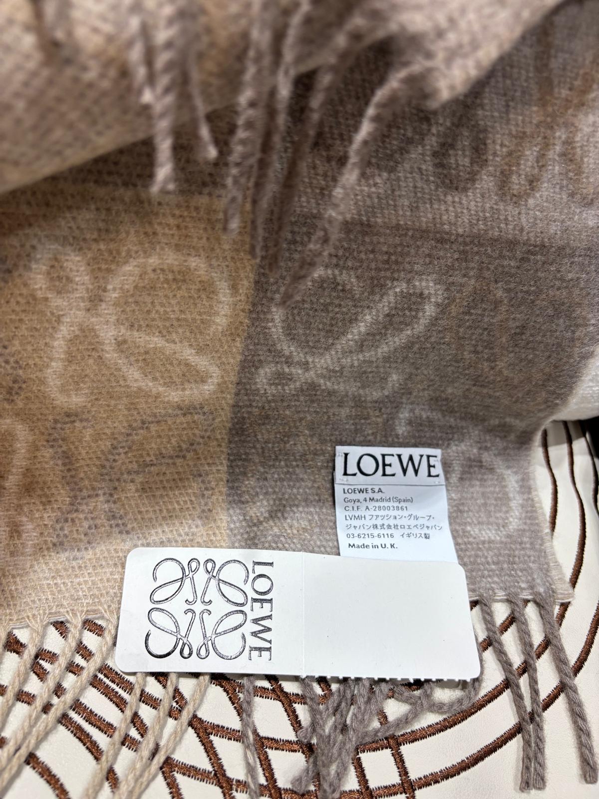 全新 Loewe Scarf 羊毛頸巾，100%Authentic, 全新未使用品
