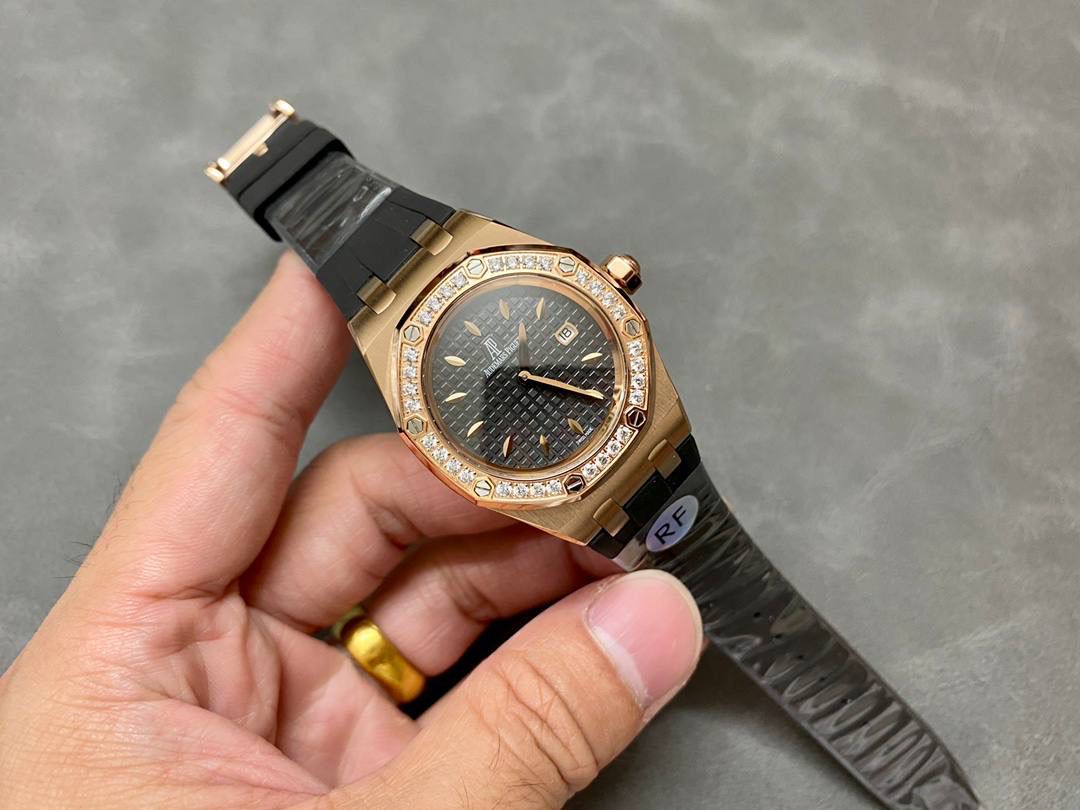 爱彼67601 尺寸33mm 全网女神看过来😍😍这款爱彼女表才是最具有性价比的… 爱彼皇家橡树系列型号67601石英腕表，皇家橡树系列独有的八角形外观还拥有爱彼独特的设计风格也将女士优雅风格融入其中，深受女明星们的爱戴，表带澳洲湾鳄鱼皮，即使只有33毫米的小尺寸，也将爱彼独有的纯净美感与刚毅线条展现的淋漓尽致💝💖💘而镶满钻石的表圈也为佩戴的女士增添了更多的柔美。（32颗明亮式切割美钻）巴蒂镶嵌一枚半透明凸面蓝宝石，搭载瑞士进口石英机芯，拥有实用的日历显示功能，女士们佩戴起来不会显得沉重 ！