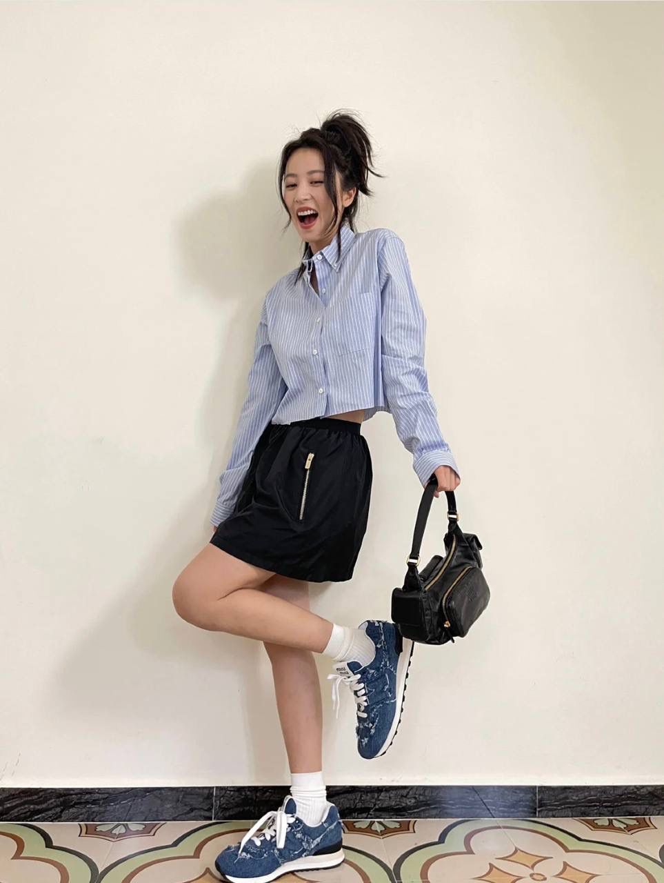 🈶黑色 𝗠𝗶𝘂𝗠𝗶𝘂机车口袋腋下包 不会还不知道吧？火出天际了姐妹们 难买程度不亚于保值系列，夸大了说哈哈 甜中带酷的叛逆街头感，一改往日的嗲味 上身辣妹机车风太帅了！飒倒一大片 小羊皮质感细腻柔软，但包型很立挺 多个口袋大小不一，就像分纳区 即有装饰元素又实用的宝藏单品啊 个性不羁真的很爱，请焊在身上好吗？！ 21×12×6cm，#F0005m