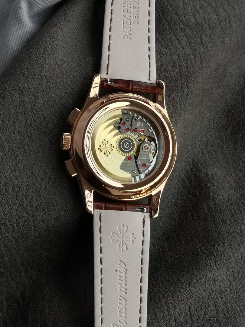 2024墙裂推荐 重金打造经典时计】——百达.翡丽复杂功能系列5905R-010重磅登场，迄今推出的首款Nautilus复杂腕表，以超复杂的工艺技术打造休闲运动腕表。 1⃣️小身板大能量：尽揽以下功能∶12点位日历功能 10点位星期功能 2点位星期功能 6点位24小时。所有功能都可正常使用。 2⃣️机芯采用复刻版Cal.240自动上链机芯，在实现外观的逼真前提下，功能一并完美诠释。 3⃣️改装大师独立制表人，倾情参与定制改装表盘颜色，给予独一无二的腕表增添有趣的灵魂！ 匠心力作 欢迎各位表友品鉴！