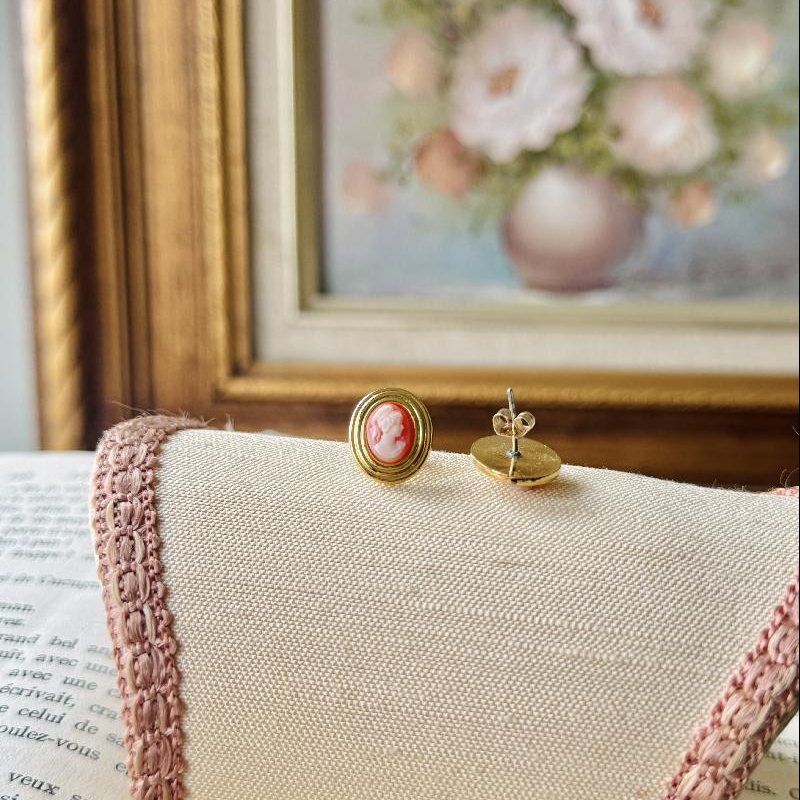 Vintage Young Lady Profile Resin Cameo Stud Earrings - Opposite facing (MT2327)