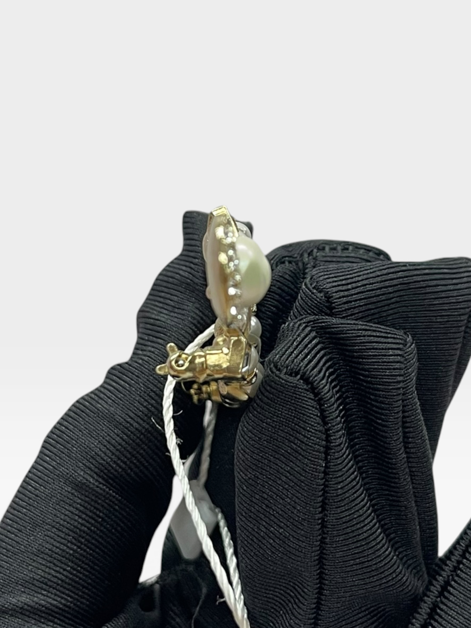 Pre-Owned CHANEL  Pearl And Crystal Bar Brooch / Product Code: 091404