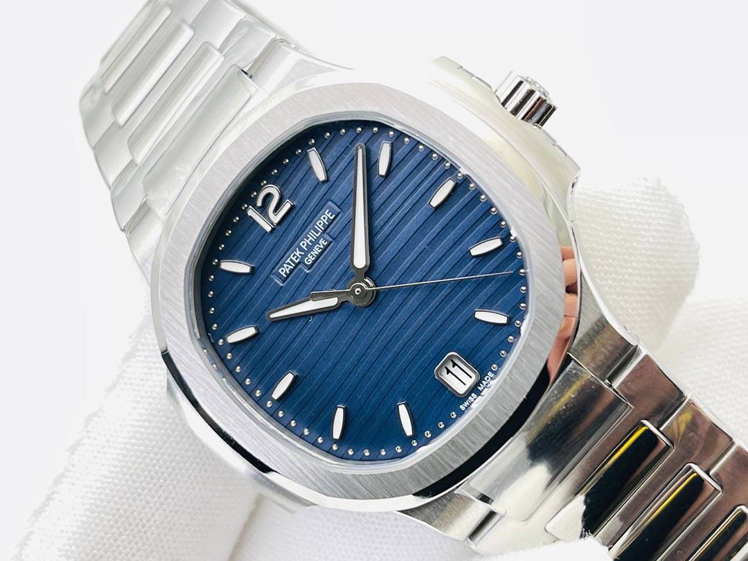 百达翡丽鹦鹉螺女款腕表PP7118强势来袭！ “324”机芯最高版本““到货”” 唯一媲美正品的副本！ 正品完美互换真正Cal.324C一体29钻机芯！ 全新订制版百达翡丽专Cal.324SC自动上链机芯。史无前例厚度和正品一致完全实现。整机根据真正的Cal.324SC机芯设计-1:1尊重原厂设计，傲视市面上一切副本百达翡丽。 机芯尺寸“27.0mm”厚度“3.3mm”动力存储“45小时”数据正品一致！ 腕表尺寸34MM，厚度8.3MM，全网最薄！ “没人能拥有百达翡丽，只不过为下一代保管而已。”