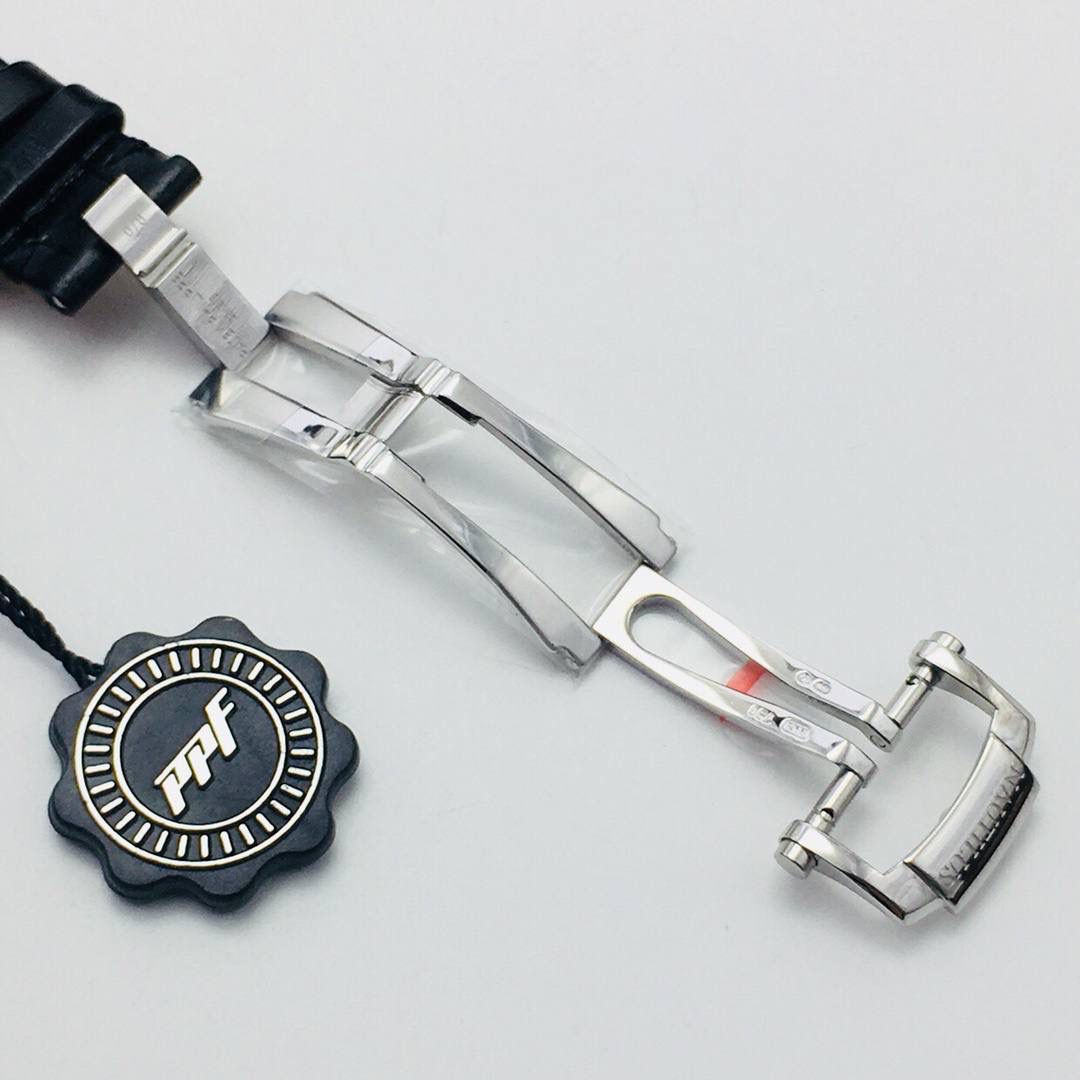 新力作 V4超级升级版 百达.翡丽鹦鹉螺重磅来袭！ 1：第一款真正意义上的超级鹦鹉螺，震撼来袭，全新修正的不锈钢表带，铰链部分根据真正的百达翡丽鹦鹉螺不锈钢表带拆解开发，和正品一致的贴合效果！ 2：逆袭之前所有副本，铰链开合角度和正品一致，锁毕声音和正品相同！ 3：重点指出此次V4版的面盘在采用与真品一致的覆荧光涂层金质立体时标，特别突出的“蓝魅”面无限接近原版！ 4：机芯方面是全新订制的修正版的一体芯Cal.324机芯，是目前唯一做到机芯的钢印与正品一样的雕刻工艺。