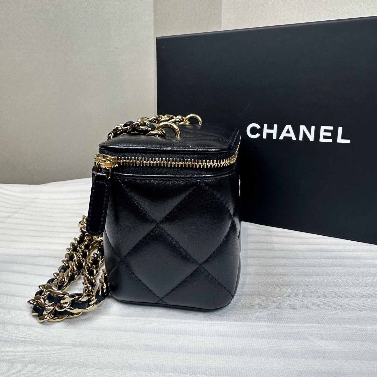 【預訂貨品】Chanel黑金羊皮化妝包