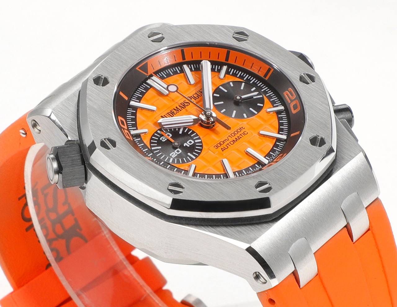 🚀AP爱彼皇家橡树系列水果腕表💯 型号：26703 跑秒计时自动机械男表 搭载原版cal.3124机芯 直径：42mm 超强夜光 1.表壳材质选用的316L精钢，经过CNC一次成型锻造了42mm的表径，表壳在经过拉丝工艺多次打磨抛光后做到了无懈可击，包括螺钉也一致还原 2.表盘字面格纹错落有致，立体感很强。刻度线粗细程度以及长短均与正品保持一致。条钉时标内部填充超强夜光材料。两组小圆盘对称分布，就像两只小眼睛。盘面内有一圈一圈的放大环，细节处理很到位。 3.橡胶表带表面的磨砂质感很强.采用无味不沾灰尘的进口橡胶，只为提高佩戴的舒适感 4.前后玻璃都采用蓝宝石水晶镜面玻璃，镜面通透性也很强。这款腕表采用3124机芯，做到了外观和正品的极其相似，走时精准稳定！！！