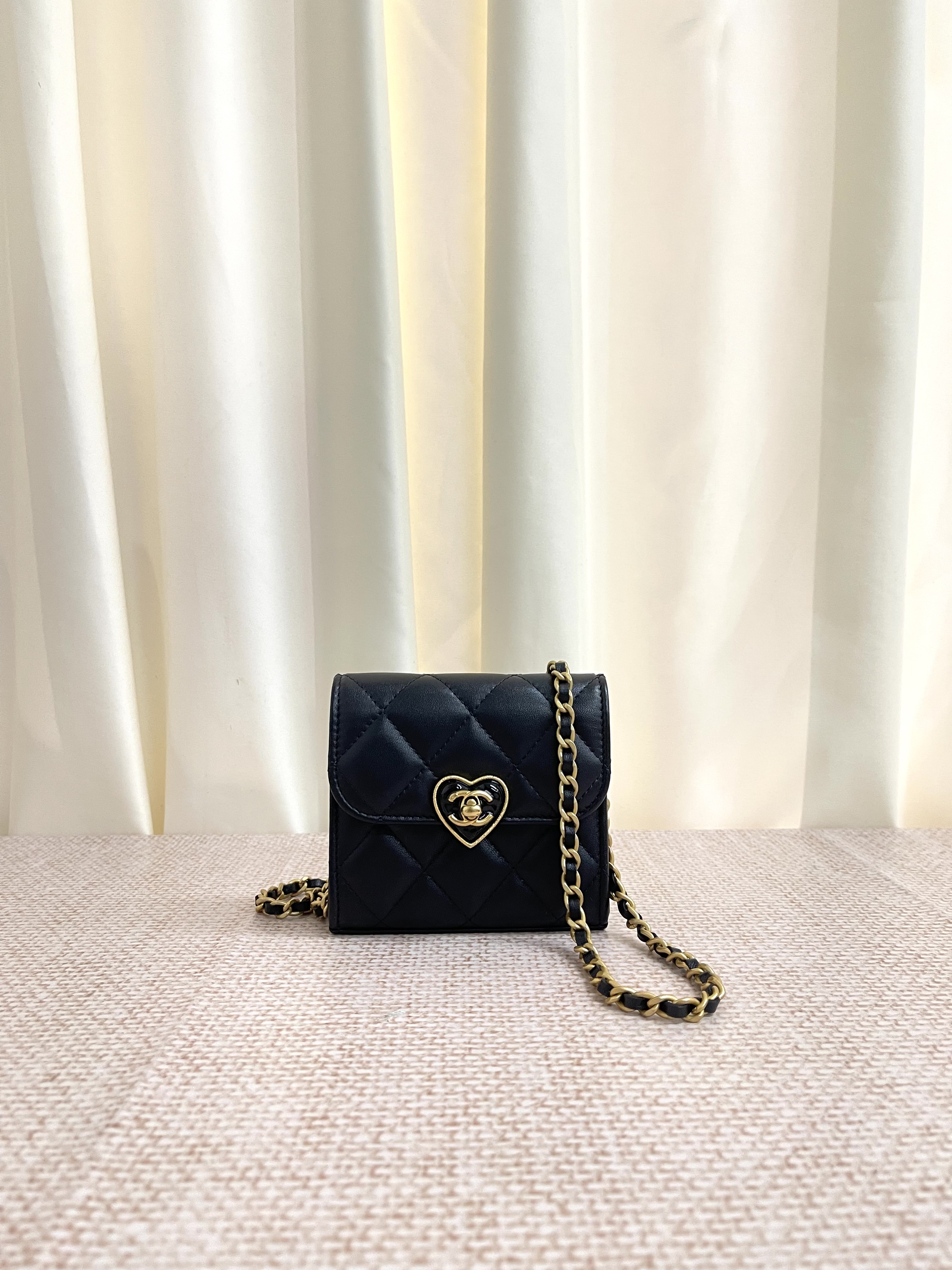 Pre-owned Chanel Heart WOC/ Product Code: 26032101