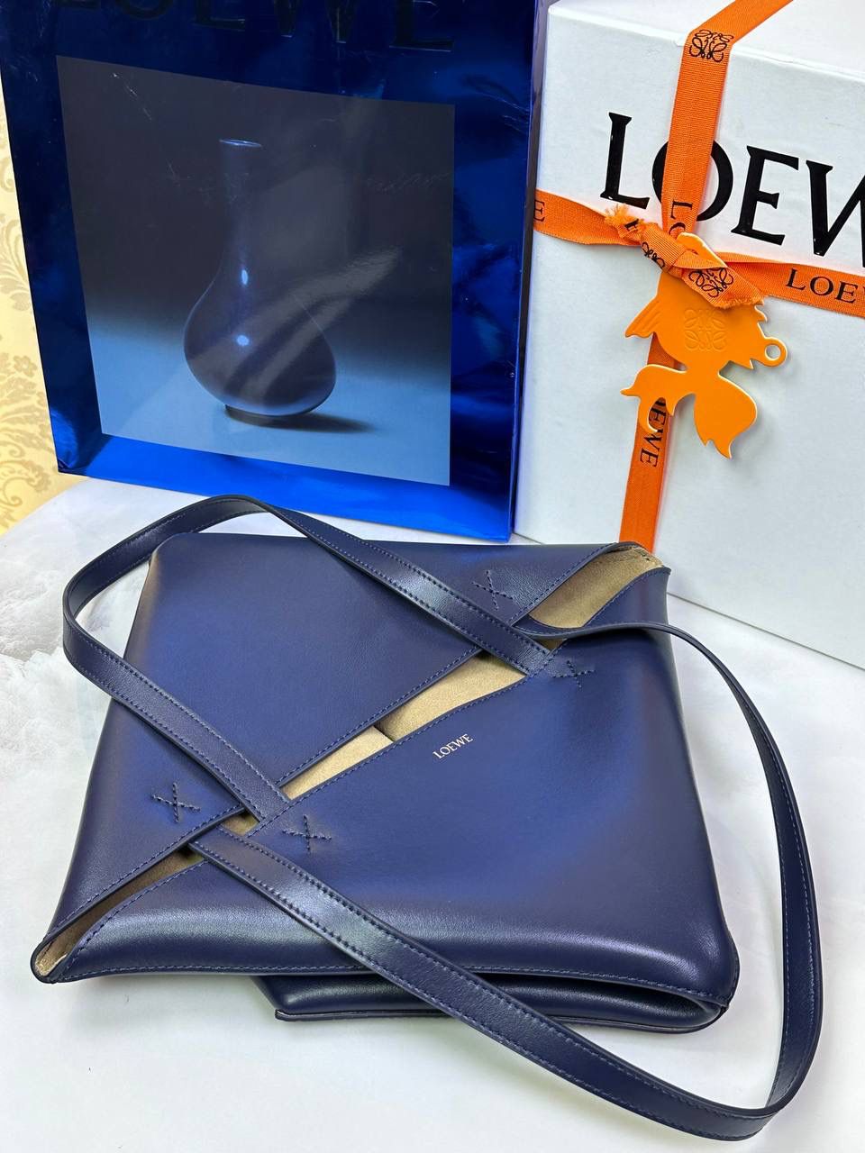 *𝐏𝐮𝐳𝐳𝐥𝐞 𝐅𝐨𝐥𝐝折叠手袋👜*（深邃蓝） ——全新【𝗡𝗘𝗪】升级‼️ 延续经典𝙋𝙪𝙯𝙯𝙡𝙚的标志性几何裁剪设计，新晋顶流🅰️𝙋𝙪𝙯𝙯𝙡𝙚 𝙁𝙤𝙡𝙚 𝙏𝙤𝙩𝙚以折纸包为灵感，升级成🉑完全折叠‼️的结构，立体与平面任意切换，出差旅行🧳必备单品。小牛皮材质轻且柔软，𝐌𝐢𝐧𝐢尺寸搭配一条可拆卸式肩带，手提，肩背，斜挎多样化背法✨ 尺寸：𝟐𝟓.𝟓-𝟏𝟒.𝟓-𝟑𝟏.𝟓cm 款号：052316