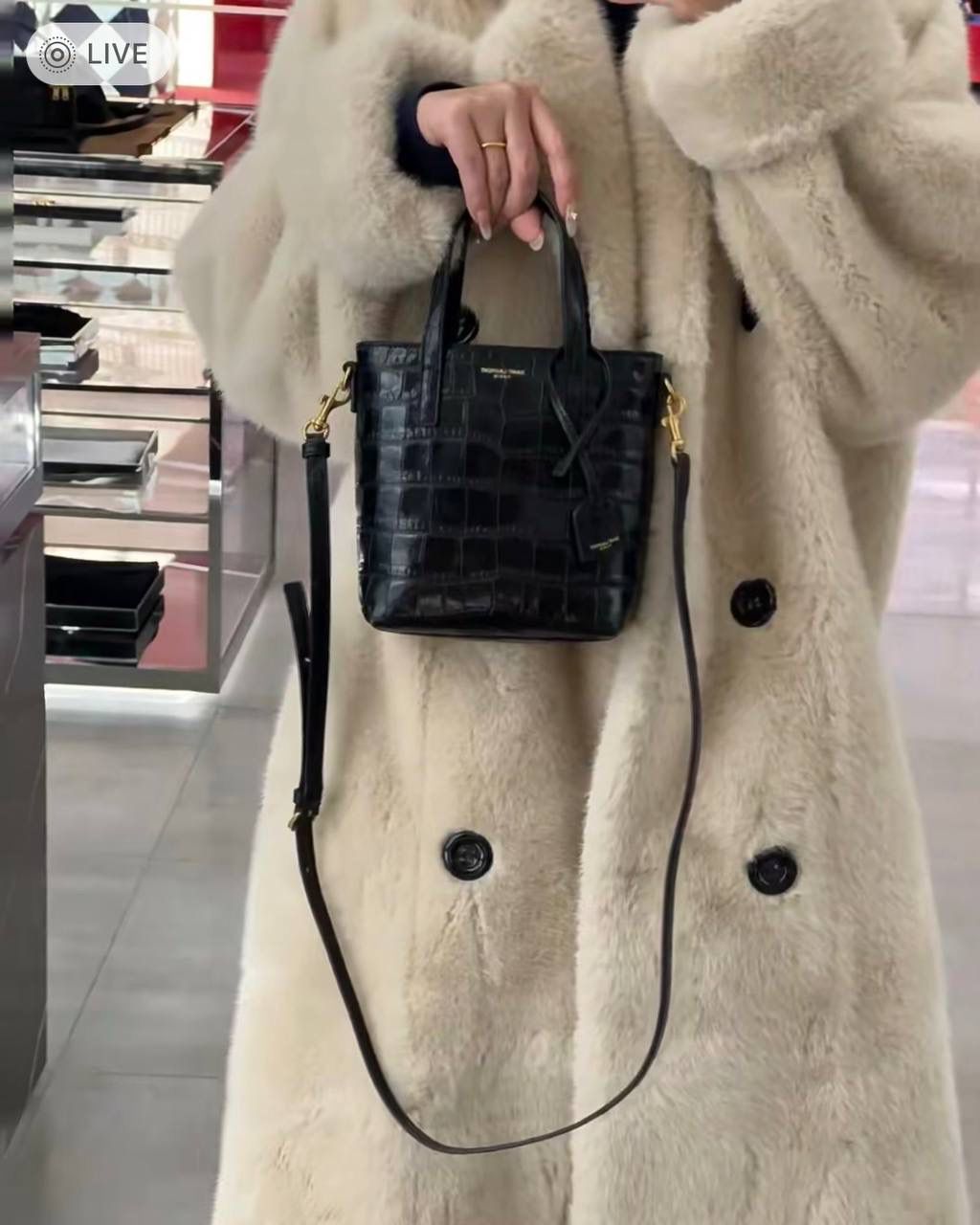 ys1 mini tote鳄鱼纹🐊 这只包在mini包中一定有它的一席之地 第一，它包身够小够可爱 第二，它容量够大够能装 第三，它鳄鱼纹压纹够抗造 就冲这三点，几乎没有哪个小可爱能打得过它 小手提➕可拆卸肩带的设计在实背性上也更出挑 没有槽点的小可爱，我超爱！！ 必须zp开发的啦，相似度看对比图！ 质量就请放心的交给我们哈！ 鳄鱼纹：18×17×8cm712367m