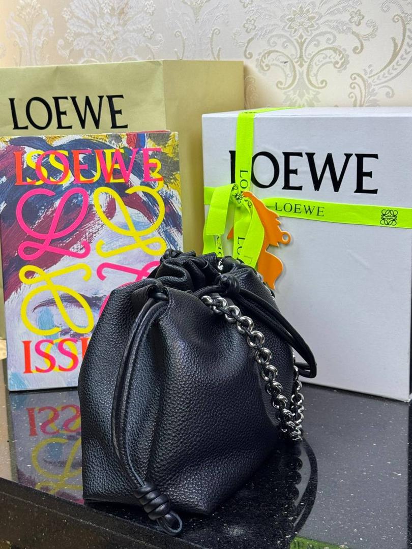 🎈中号链条款𝙁𝙡𝙖𝙢𝙚𝙣𝙘𝙤 𝙋𝙪𝙧𝙨𝙚鹿皮 ——【黑色】 尺寸：𝟯𝟬-𝟭𝟬.𝟓-𝟮𝟬𝐜𝐦 编码：012403 【配全套礼盒】 👉🏻延续福袋收缩绳褶皱设计•羊皮包身手感细腻柔软❤️ 👉🏻链条肩带➕皮肩带的双肩带设计•时尚百搭•给足了集美们多样化的选择。肩带可拆卸可调节•磁扣开合•正面烫金𝙇𝙤𝙜𝙤•呈现出高贵典雅的视觉感😍 👉🏻独家背景➕独家品质➕独家全套砖柜礼盒套装•市场高端品质皆在我手✌🏻