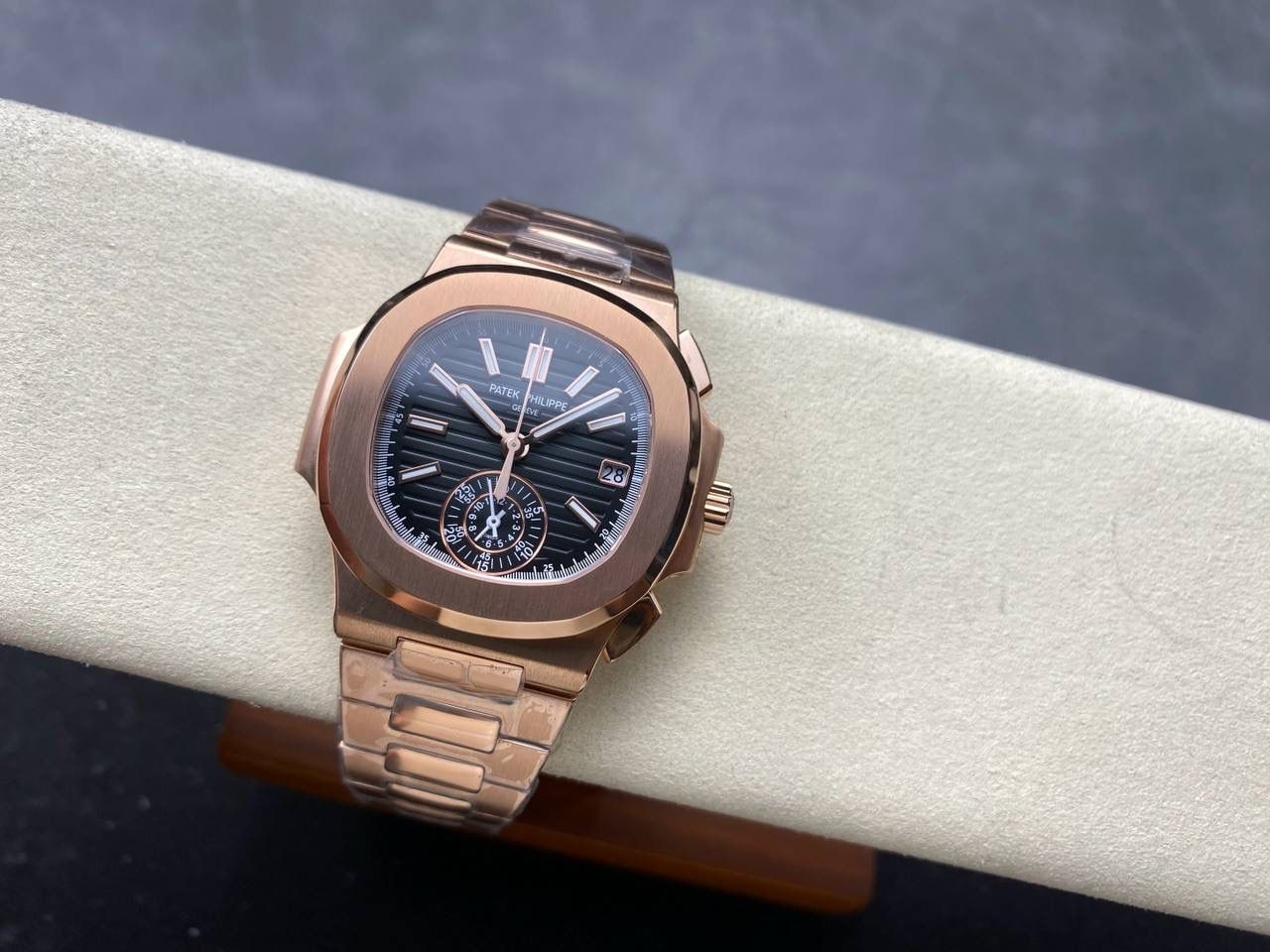 V2版真功能🌐真小秒！3K工厂 百达翡丽鹦鹉螺5980/1A-014多功能计时腕表V2版本，真小秒、真功能！【表壳】腕表尺寸40.5毫米，同正品一致的枕型表壳采用正面拉丝，侧面抛光的两种工艺组合，层次感分明，质感十足。尽显精湛工艺。【表带】采用原装表带一比一量身打造，每节表带的中央抛光部位，都能呈现钻石的形状，尽显高级质感。【机芯】3K厂采用定制版PP.CH28-520机芯，完美还原正品，时分秒，日期，和计时大秒功能。3K匠心之作，欢迎各位表友品鉴🌐