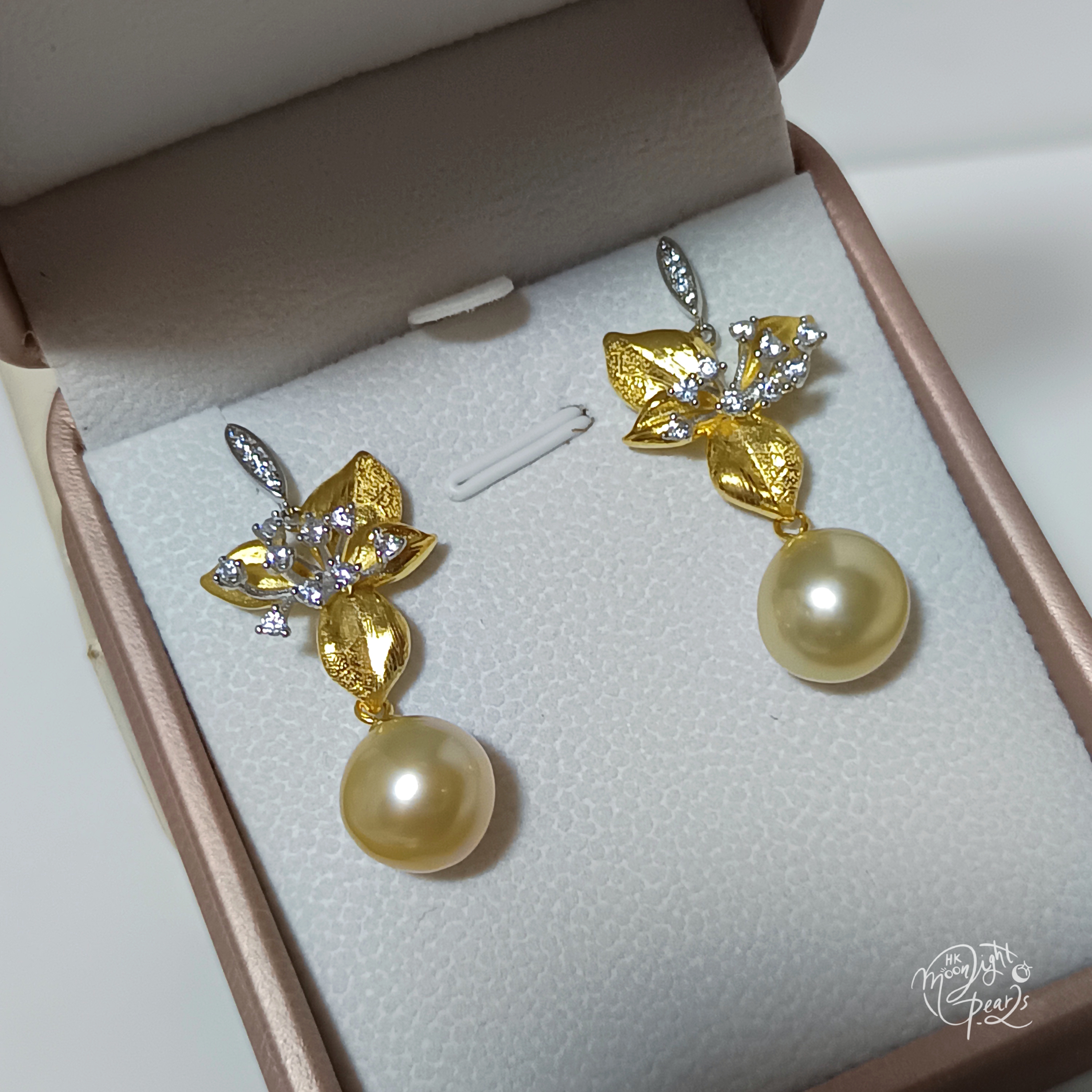 近正圓極強光南洋中金色海水珍珠精工s925銀微鑲鋯石富貴花奢華耳環