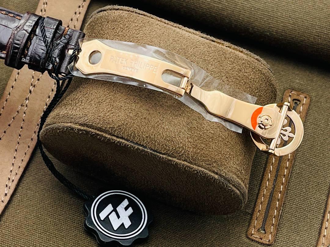 百达.翡丽古典5153系列腕表，儒雅而至！精彩细节：腕表尺寸38毫米，厚度10毫米！ 1⃣️表壳打磨：为了追求正品温润如玉的效果，ZF制表师精磨细造，慢工出细活。 2⃣️防尘盖与壳体的衔接机制，有媲美带正品一样的清脆手感。 3⃣️刻度和指针，采用最新的贵金属电镀工艺处理，效果更上一层楼。 4⃣️“锅盖型”微凸蓝宝表镜，版型与正品一致，效果通透，辨时清晰。 5⃣️贵金属钢印立体规范，清晰生动！ 6⃣️【引领一体机时代】采用定制版Cal.324一体机——更薄，更稳，更像。最重要的是仿真度直线上升了。 7⃣️【表带】经典意大利小牛皮表带，纹路清晰，质感好。搭配圈市面最顶级的百达翡丽灯笼表扣，通用原装无压力。