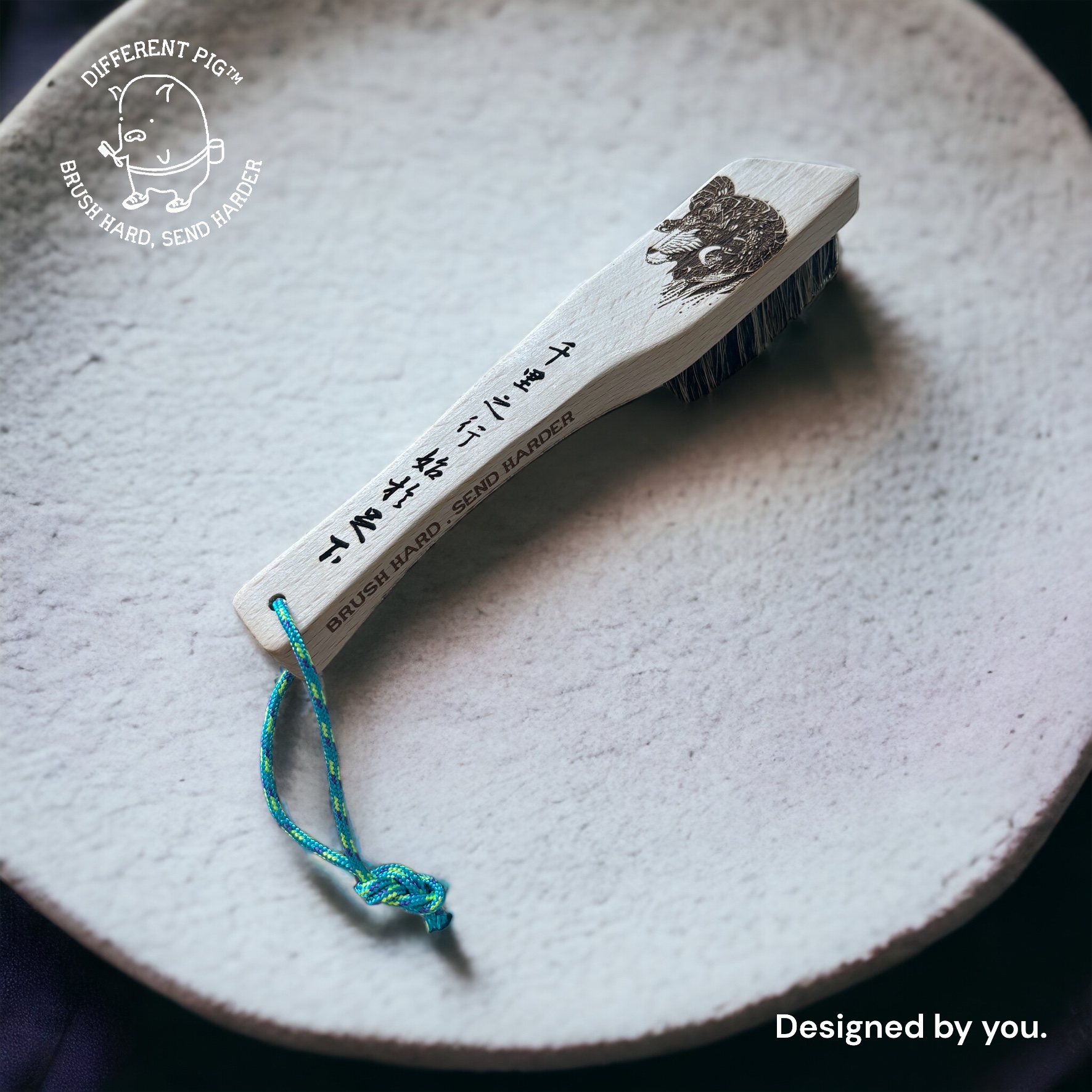 【來圖訂製】𝗗𝗜𝗙𝗙𝗘𝗥𝗘𝗡𝗧 𝗣𝗜𝗚™ OG brush with paracord fully customised by you 刻圖大豬攀岩掃