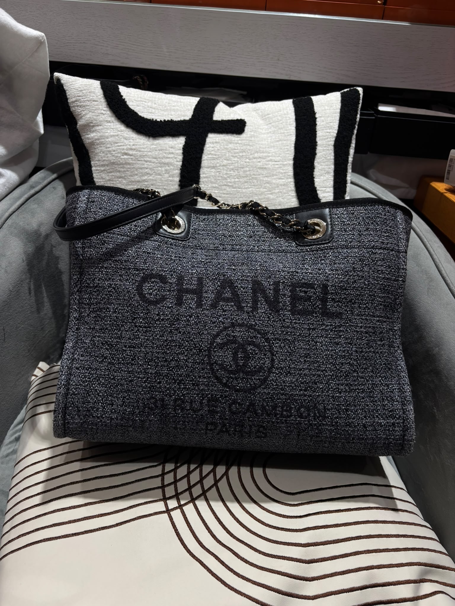 Chanel Deauville Tote Bag Medium 100%Authentic, 98%New ☑️31Card☑️Dust bag