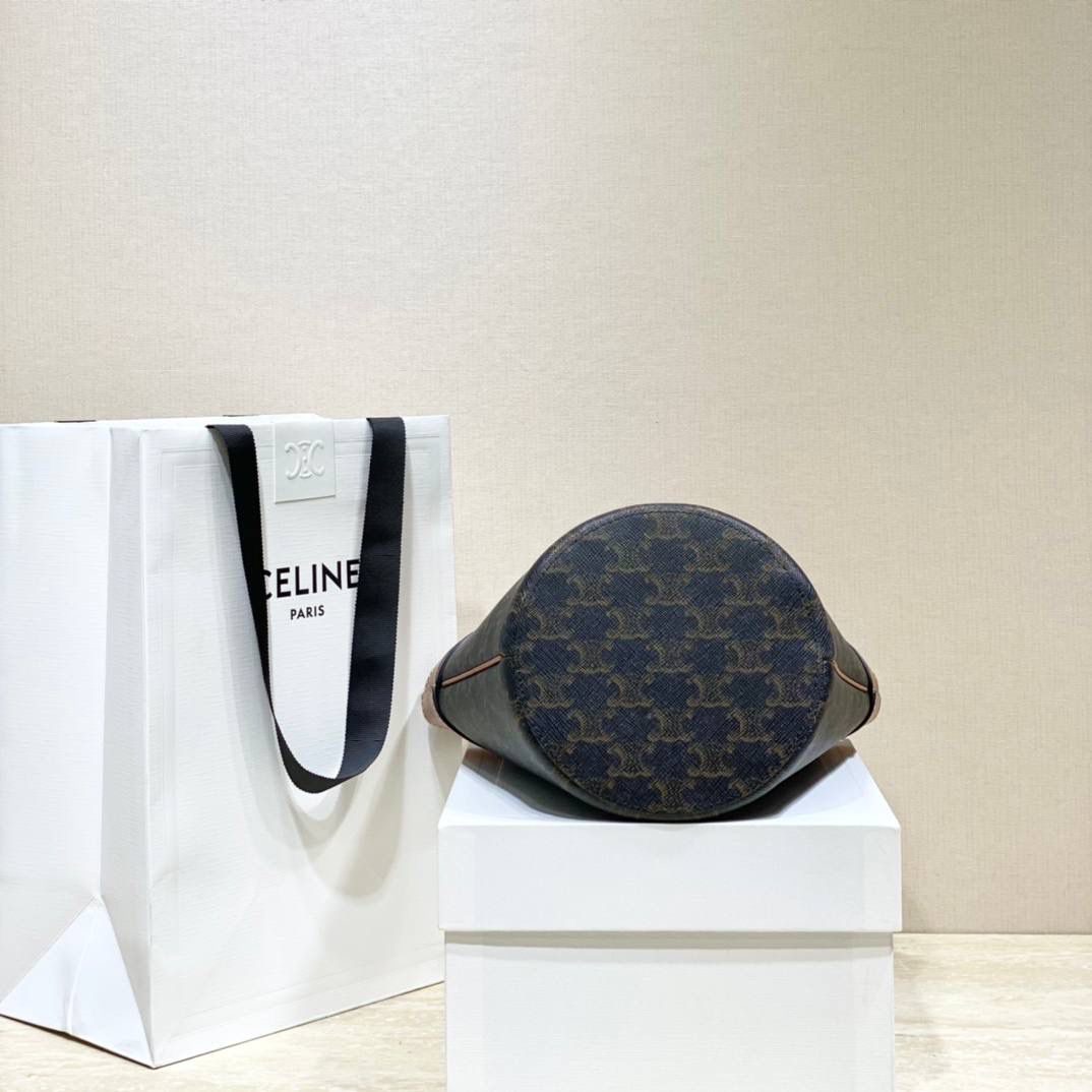 🔥大货实拍图 𝗖𝗘𝗟𝗜𝗡𝗘 ♥ 𝗧𝗥𝗜𝗢𝗠𝗣𝗛𝗘 𝗕𝗨𝗖𝗞𝗘𝗧 𝗖𝗥𝗘𝗖𝗬 金色马衔扣是Crecy系列的标志性元素，以做旧感的原色小牛皮衬托，透出简约而优雅的气质。型号：192072 尺寸：14*21*14cm