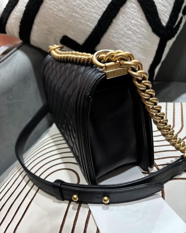 Chanel Boy Chanel 25cm A67086 100%Authentic, 95%New ✅專門店收據✅31Card✅Dust bag