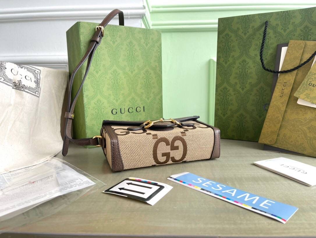 👜独家特级正品 g699296，尺寸：18x12x5cm。1955系列中的一款力作，迷你造型让该系列的标志性配件更加吸睛。gg标识以超大造型点缀在米色和乌木色帆布上，从别样视角诠释了guccio gucci先生的姓名首字母缩写 驼色和乌木色超级双g帆布 棕色皮革滚边 肩带高50厘米🔥✨