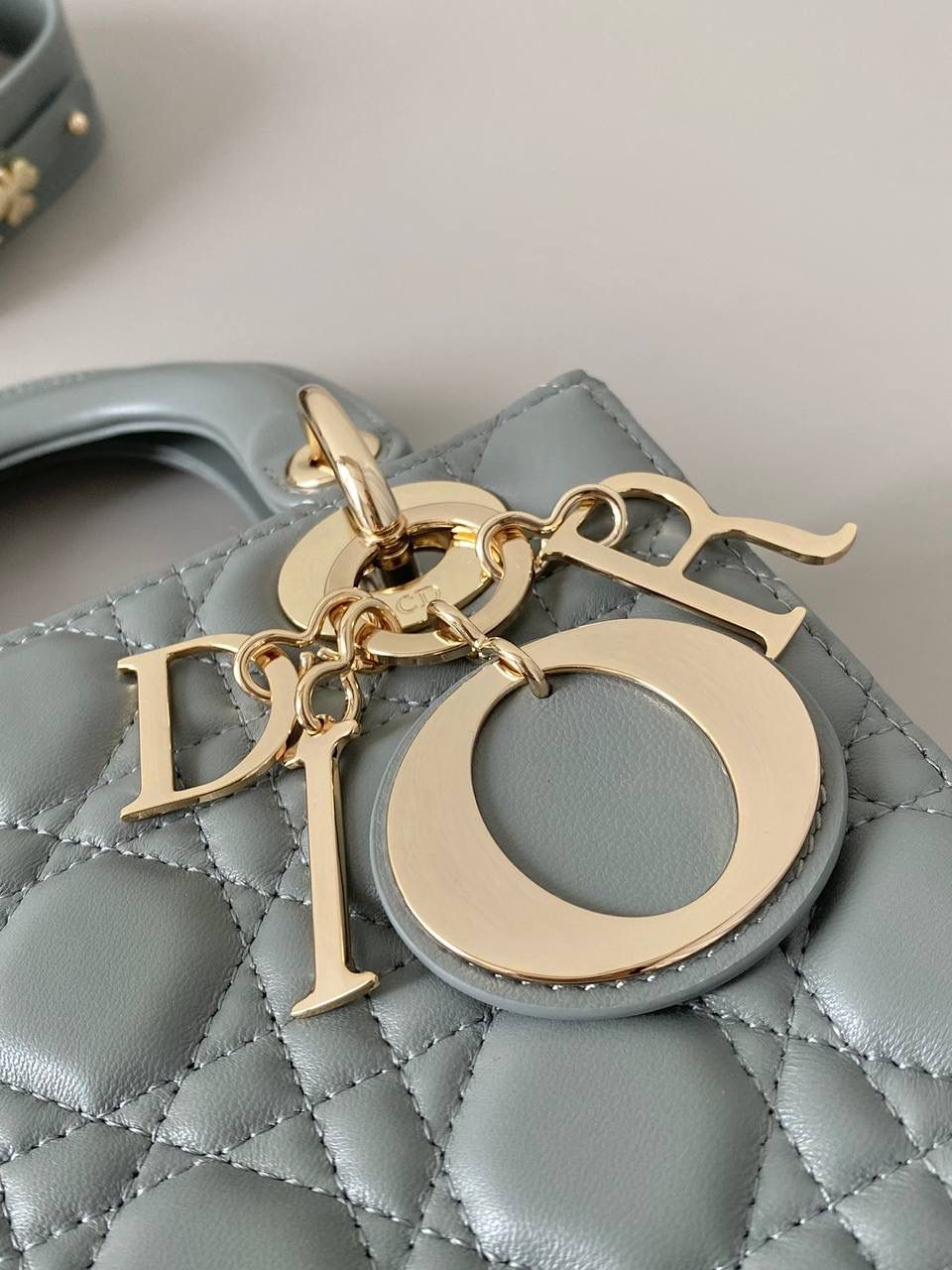 🈶岩石灰 𝗗𝗜𝗢𝗥 𝗟𝗮𝗱𝘆羊皮四格金扣 戴妃作为经典的代表，怎么买怎么对 特别手拎时会显得整个人非常温柔优雅 四格尺寸比三格更大气稳重，不后悔系列 我一直都推荐女生一定要有一只经典款 每个颜色都很好看，完全不需太纠结 进口原厂羊皮➕全钢五金，终极版 （配6个五金图案 全套包装） 20×16.5×8cm 4123m