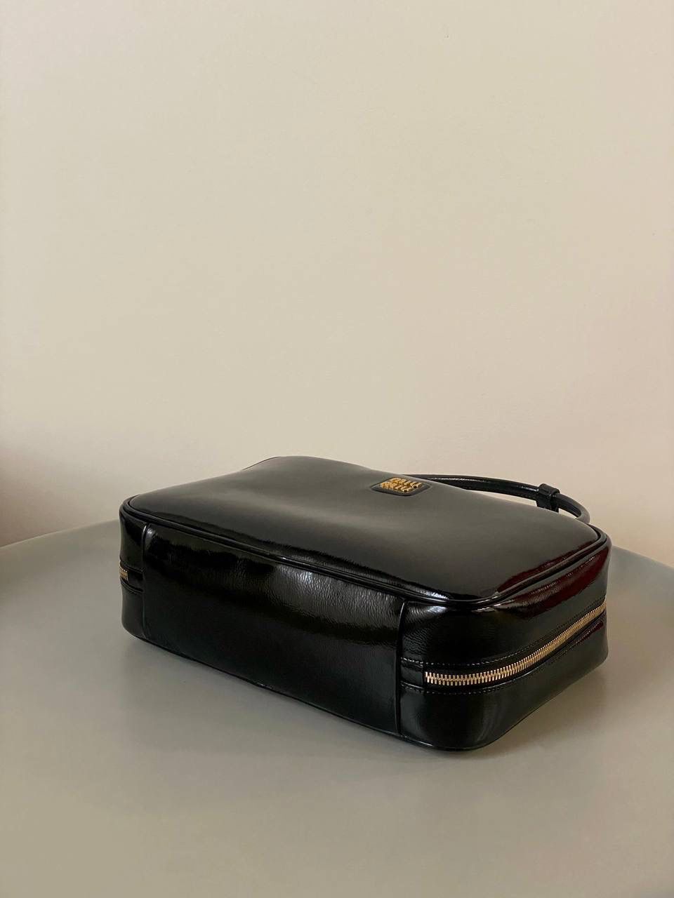 🈶漆皮黑 𝗠𝗶𝘂𝗠𝗶𝘂公文包| 新面料来啦 漆皮色泽光亮自然饱满～ 皮面透着的皱纹仿佛湖面上的水波纹 无论是视觉还是手感，质感都很绝！ 34×23×10cm #F0020m