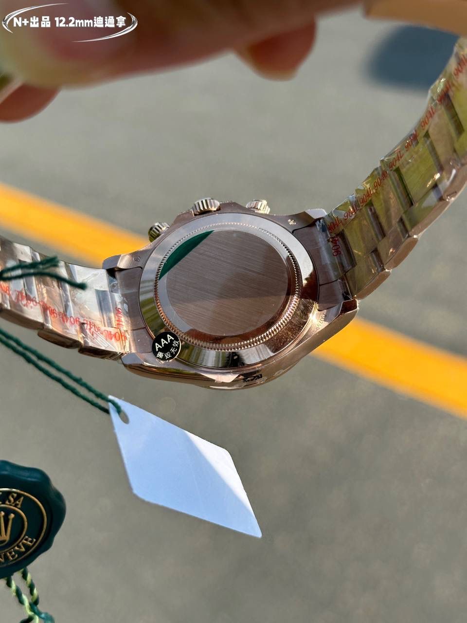 宇宙计型迪通拿！镶嵌钻圈超A壳套7750机最新版厚度仅12.2mm到货‼️ C厂开模一比一完美复刻！！！ 迪通拿尺寸:40mm×新12.2mm/老12.4mm 功能:时、分、秒、计时显示 机芯:7750一体机/改顺调机芯。 动力储存:72小时 镜面:超级水晶天然蓝宝石 字面:原版定制面版，高品质 材质:904L精钢表壳，原版一致快拆头粒，非小厂货一体普通表壳 表带:AR厂钢带，品质保证 圈口:采用进口莫桑钻镶嵌 防水:100米