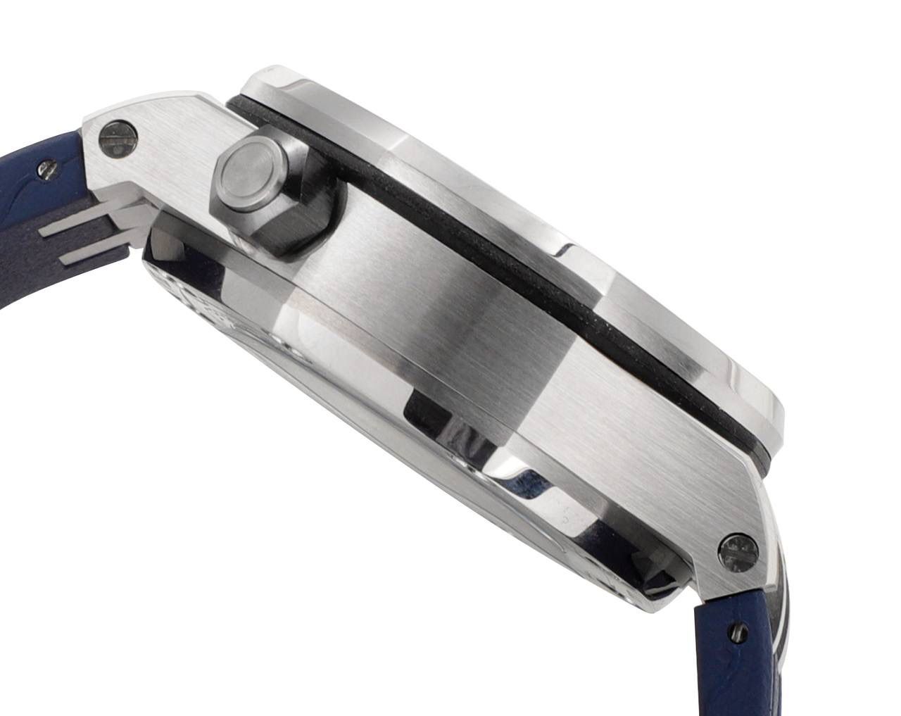 AP爱彼皇家橡树系列水果腕表 型号：26703 跑秒计时自动机械男表 搭载原版cal.3124机芯 直径：42mm 🔥🔥超强夜光 1.表壳材质选用的316L精钢，经过CNC一次成型锻造了42mm的表径，表壳在经过拉丝工艺多次打磨抛光后做到了无懈可击，包括螺钉也一致还原 2.表盘字面格纹错落有致，立体感很强。刻度线粗细程度以及长短均与正品保持一致。条钉时标内部填充超强夜光材料。两组小圆盘对称分布，就像两只小眼睛。盘面内有一圈一圈的放大环，细节处理很到位。 3.橡胶表带表面的磨砂质感很强.采用无味不沾灰尘的进口橡胶，只为提高佩戴的舒适感 4.前后玻璃都采用蓝宝石水晶镜面玻璃，镜面通透性也很强。这款腕表采用3124机芯，做到了外观和正品的极其相似，走时精准稳定！！！