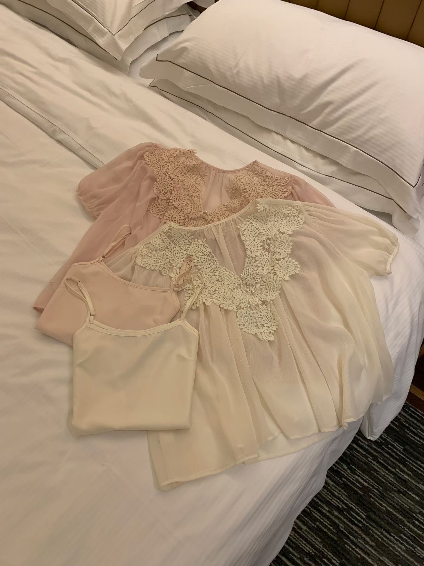 CT8 宮廷風V領蕾絲透紗Top