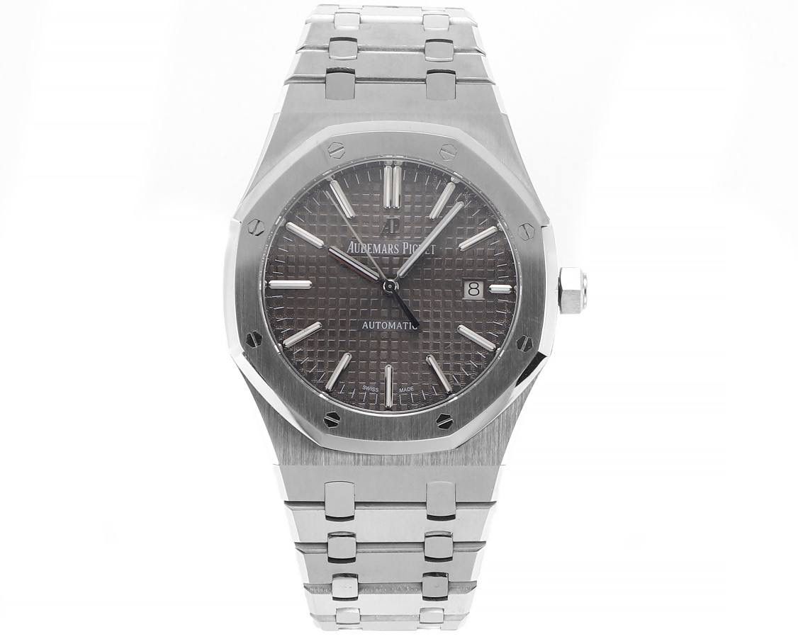 APS一体3120 最强"钢王"壳套特点 1、与原版一致:直径41毫米和厚度 9.8毫米 2、APS版的15400是市面上唯一能与原版各部件互换通用的版本，表壳所有结构位置和装配方式与原版一致 3、表壳表带细腻的拉丝且不会锋利的工艺更突显出APS一直对细节的一丝不苟 4、表带头粒连接表头处与正品一致的活动头粒设计 5、表扣的开关质感与各部位的雕刻工艺均与正品一致 6、APS版的15400兰色字面做工与颜色和正品放在一起几乎毫无色差 7、机芯方面完美复制原装3120机芯，真正的无卡度一体机芯，不再是9015加甲板