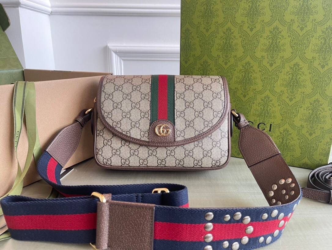 独家特级正品 🔥 ophidia系列 型号：722117 尺寸：23*17*7具一格的全新方式焕新演绎。金属孔眼和铆钉设计不仅是对传统造型的诠释，更不禁让人想起朋克风格，令典藏款型呈现别具一格的魅力风尚。这款小号肩带包采用品牌标志性的米色和乌木色传统配色gg supreme帆布制成，塑就俏皮的对比感🎀🤟🏻