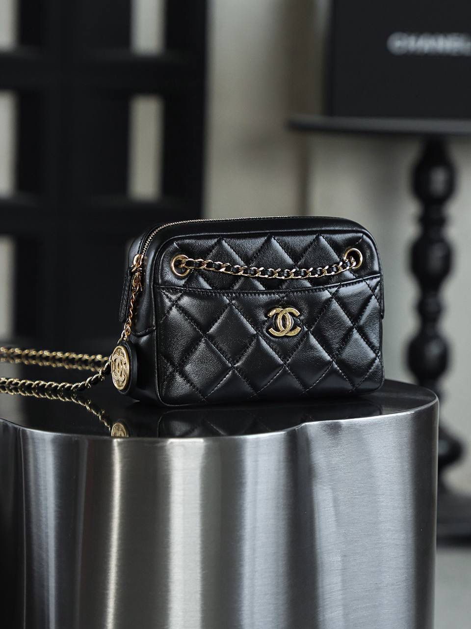 24K金幣相機包小號鑒定版👜 一包一碼 支持全球鑒定查驗身份證原廠專G 方框GR皮料過關清單資料可査詢 金幣相機包的設計靈感源自復古相機，其方正而圓潤的輪廓，猶如一臺精緻的老式相機，散發著濃郁的復古氣息，小號太有小千金的精緻優雅感了！ 五金：厚镀24k复古金 皮料：GR原厂小羊皮 尺寸小号：12*18*7cm 中号：19*24*9cm