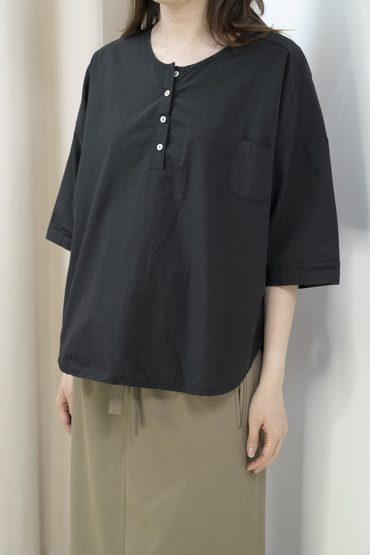半開胸口袋斯文休閒上衣(黑色）