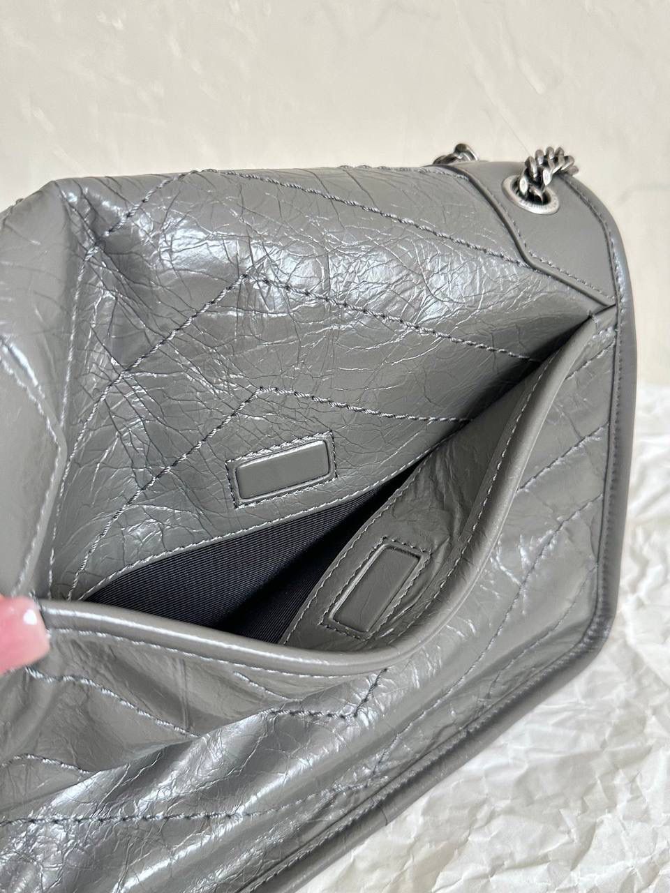 ys1 niki 油蜡皮深灰色(storm)小号🌪️ 作为他们家的must have之一 我们找到了专门做了10余年ys1的老师傅来做 按他的话说，闭着眼睛都能做出来 原厂皮，全钢五金，半金半银的烫金logo 这个包真的做得非常非常好！ 我们也和zp一样同步更新了两个"D扣"小耳朵 听我一句，niki种草了就一定要买 几乎每个买了niki的姐妹都会后悔买晚了！ 早买早享受咯～ 小号：22×16×7.5cm633160m 中号：28x20x8.5cm633158m