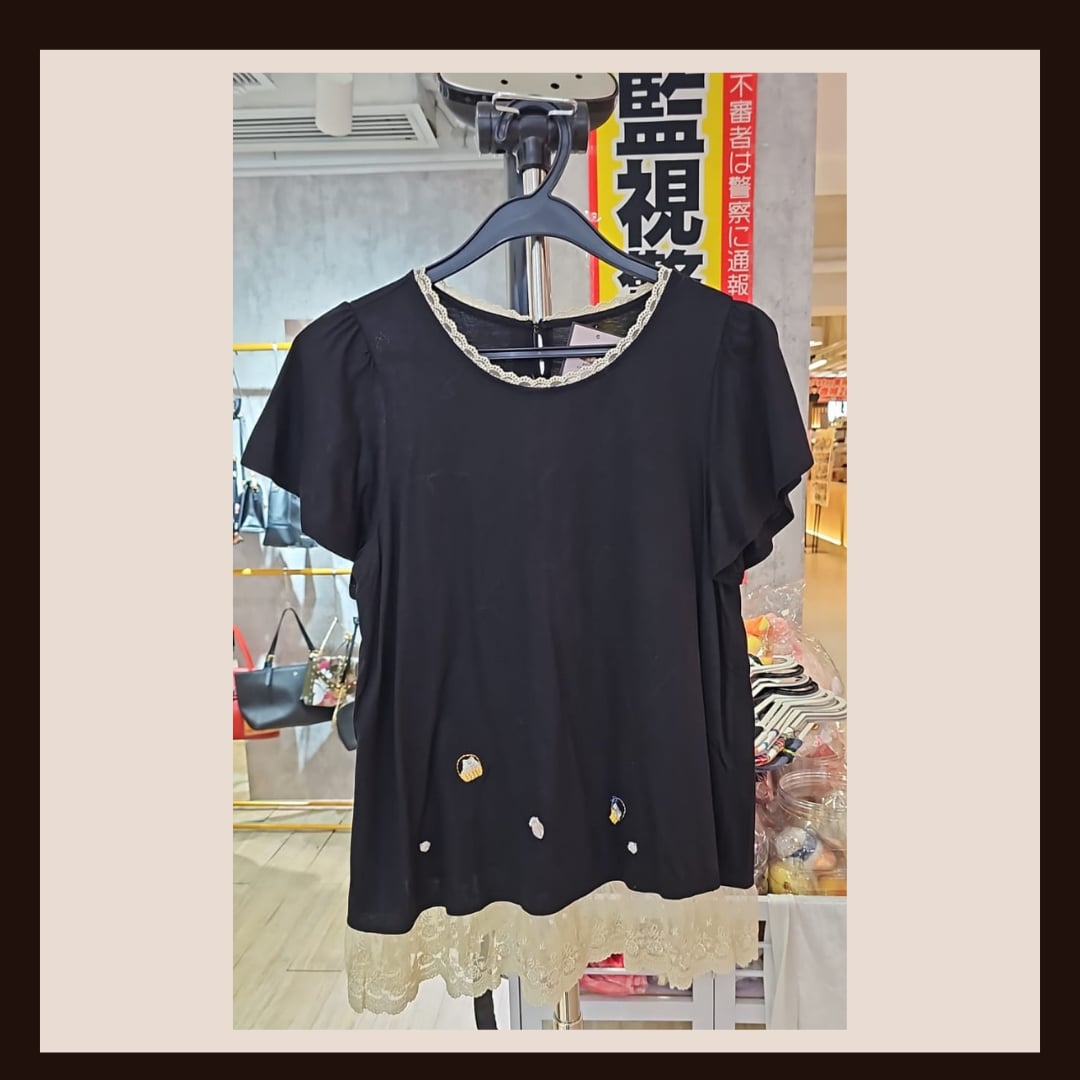 🖤 氣質名媛風：黑色蕾絲拼接與珍珠點綴短袖上衣
