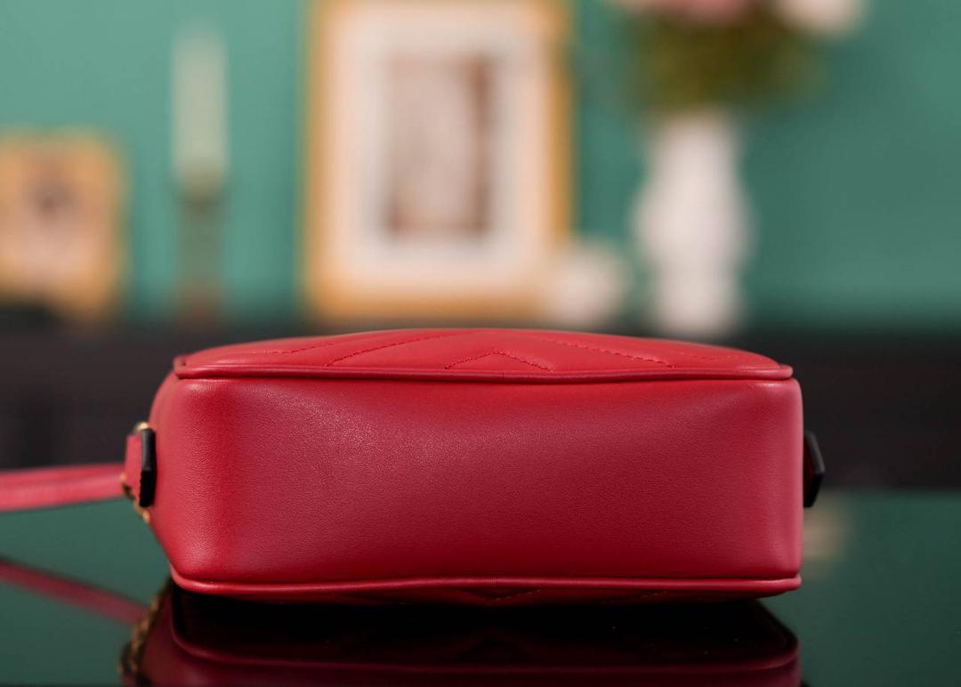 👜🔥Marmont系列绗缝迷你相机包 红色 18cm （原厂皮 全铜五金） 正品售价¥12.000 独家原厂皮发售 限量级别 自重很轻 链条搭配皮革的肩带不怕溜肩 毫不夸张说 绝对是日常使用出场率最高的包 官方款号 448065 尺寸迷你：18x12x6cm 小号：24x13x7cm