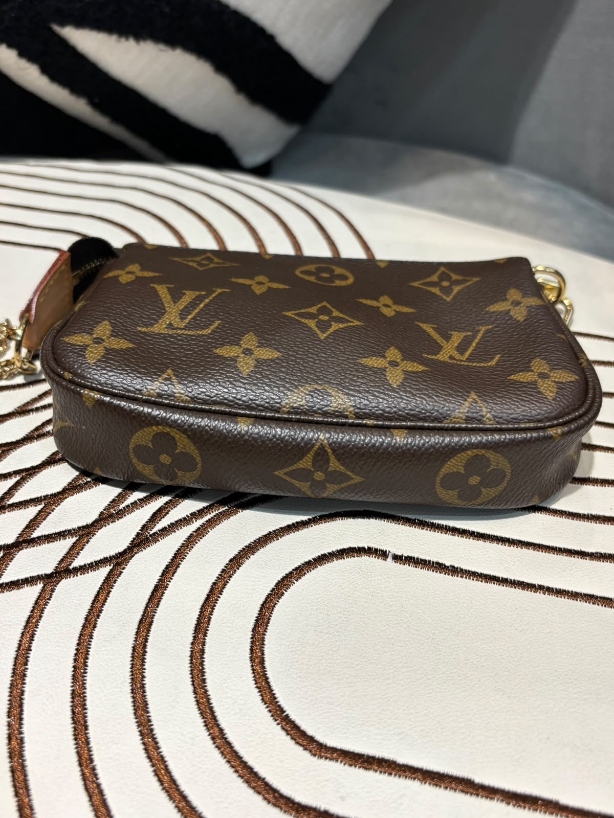 Lv mini pochette chain bag monogram ,100%AUTHENTIC, 98%new 