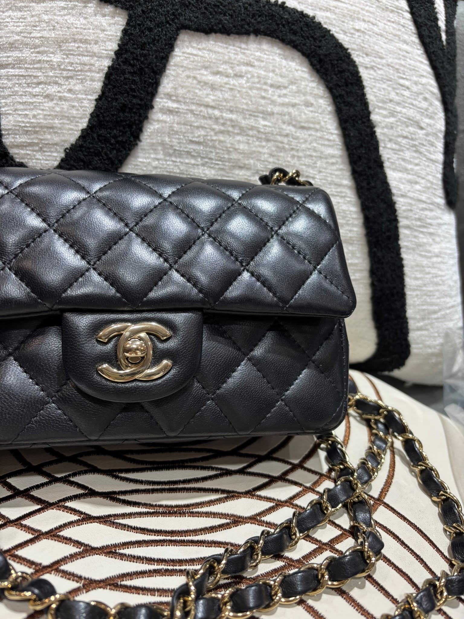 Chanel mini flap bag A69900黑金cf20,晶片 100%Authentic ,98%new  ✅晶片✅塵袋✅box
