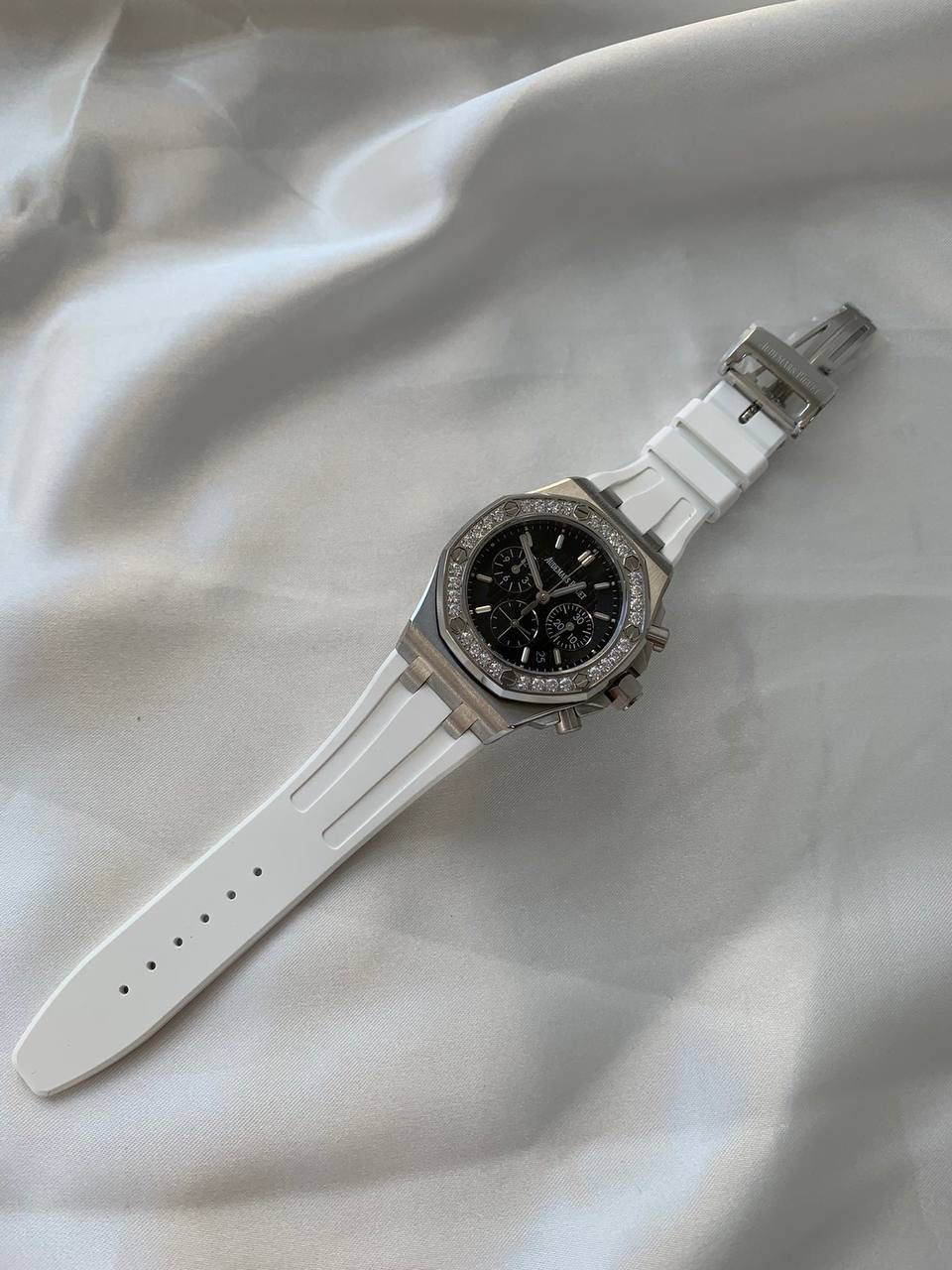 爱彼女款、小红书爆款，喜欢大表盘的女生、必备款，表盘37MM、蓝宝石防刮花玻璃，316精钢表壳、纯手工镶嵌32颗莫桑钻、搭配瑞士多功能石英机芯精准走时，表带采用进口橡胶工艺，佩戴舒适不过敏、折叠扣设计，佩戴便捷，数量有限，先到先得，多种色系，穿搭任选！