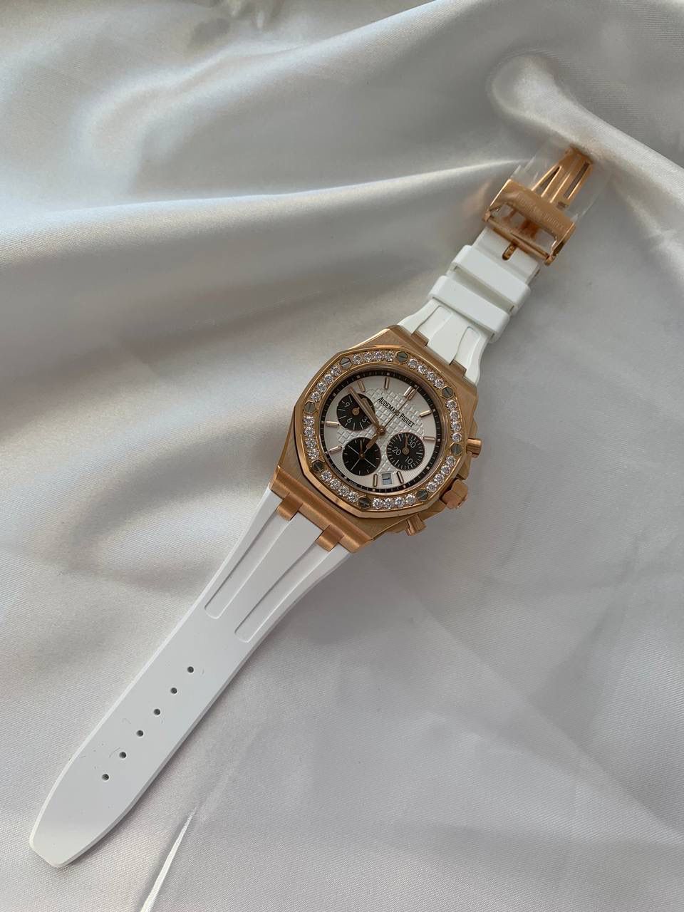 爱彼女款、小红书爆款，喜欢大表盘的女生、必备款，表盘37MM、蓝宝石防刮花玻璃，316精钢表壳、纯手工镶嵌32颗莫桑钻、搭配瑞士多功能石英机芯精准走时，表带采用进口橡胶工艺，佩戴舒适不过敏、折叠扣设计，佩戴便捷，数量有限，先到先得，多种色系，穿搭任选！