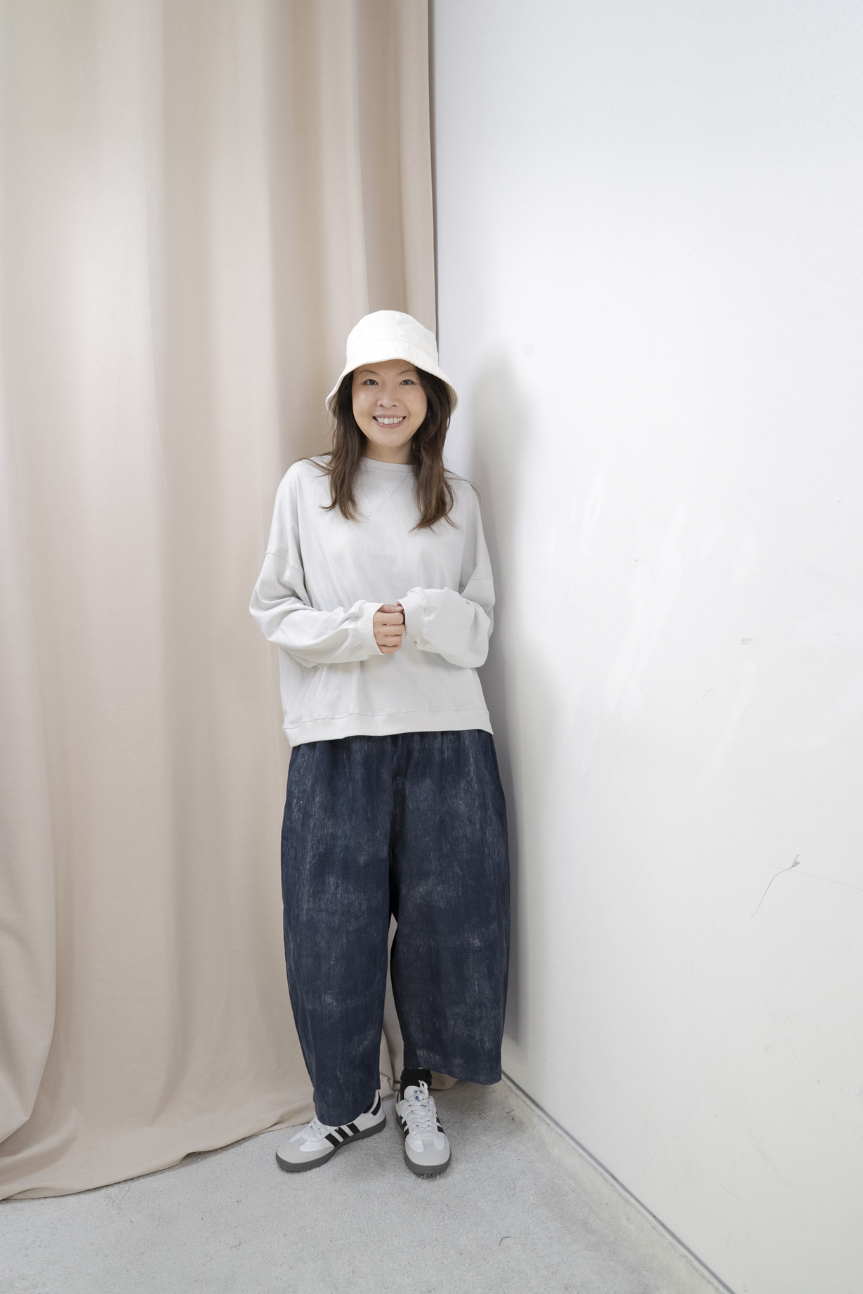 輕軟薄倒三角造型明線上衣（米灰色）