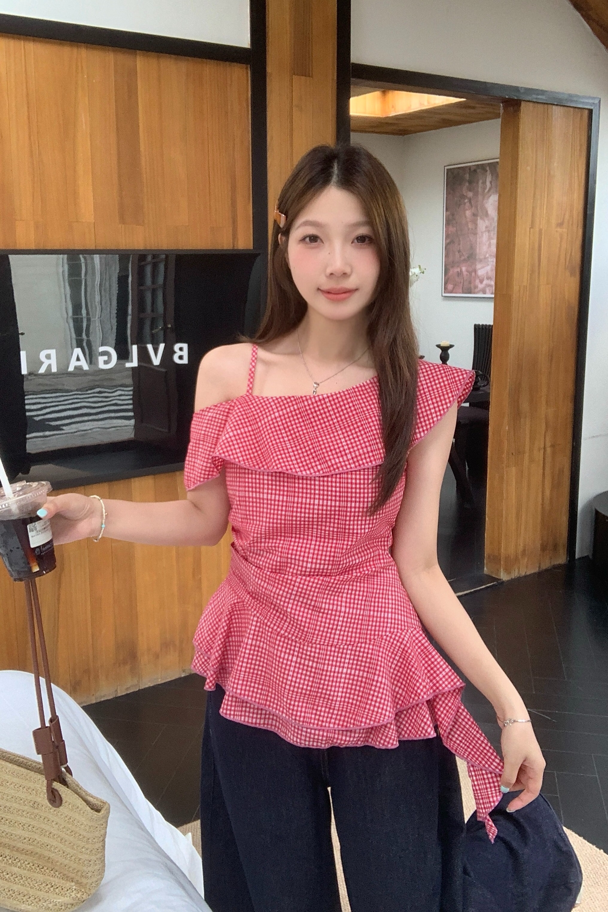 B197(5208) 韩系细格纹斜领单边露肩荷叶边下摆斜飘带红上衣 