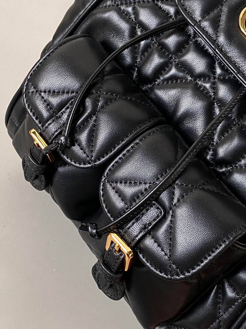 🈶黑色大号 𝐃𝐢𝐨𝐫 𝐜𝐚𝐫𝐨2025早春双肩背 只要是藤格纹元素的单品就能成为 时下最热门的时髦神器！ 列如这个刚上市就已经被问爆了的 caro双肩背包 超大的藤格纹， 低调的黑金配色，让它想要过时都难！ 小羊皮的材质，摸起来细腻柔软 而且自重很轻，还有可调节肩带 上身可爱又俏皮，很有白富美的既视感 大号：23×25×11cm #7713m 小号：20x18x8cm