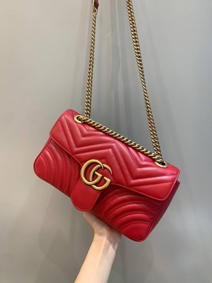 新背景实拍正品级 。经典款金扣红色26cm‼️ 最经典的款式来了，真的卖一百年都不会烂的款式，金色五金，最经典的搭配，红色很好看，也是非常喜庆的颜色，很正点的红，不会俗气‼️ 型号443497；尺寸26/15/7cm