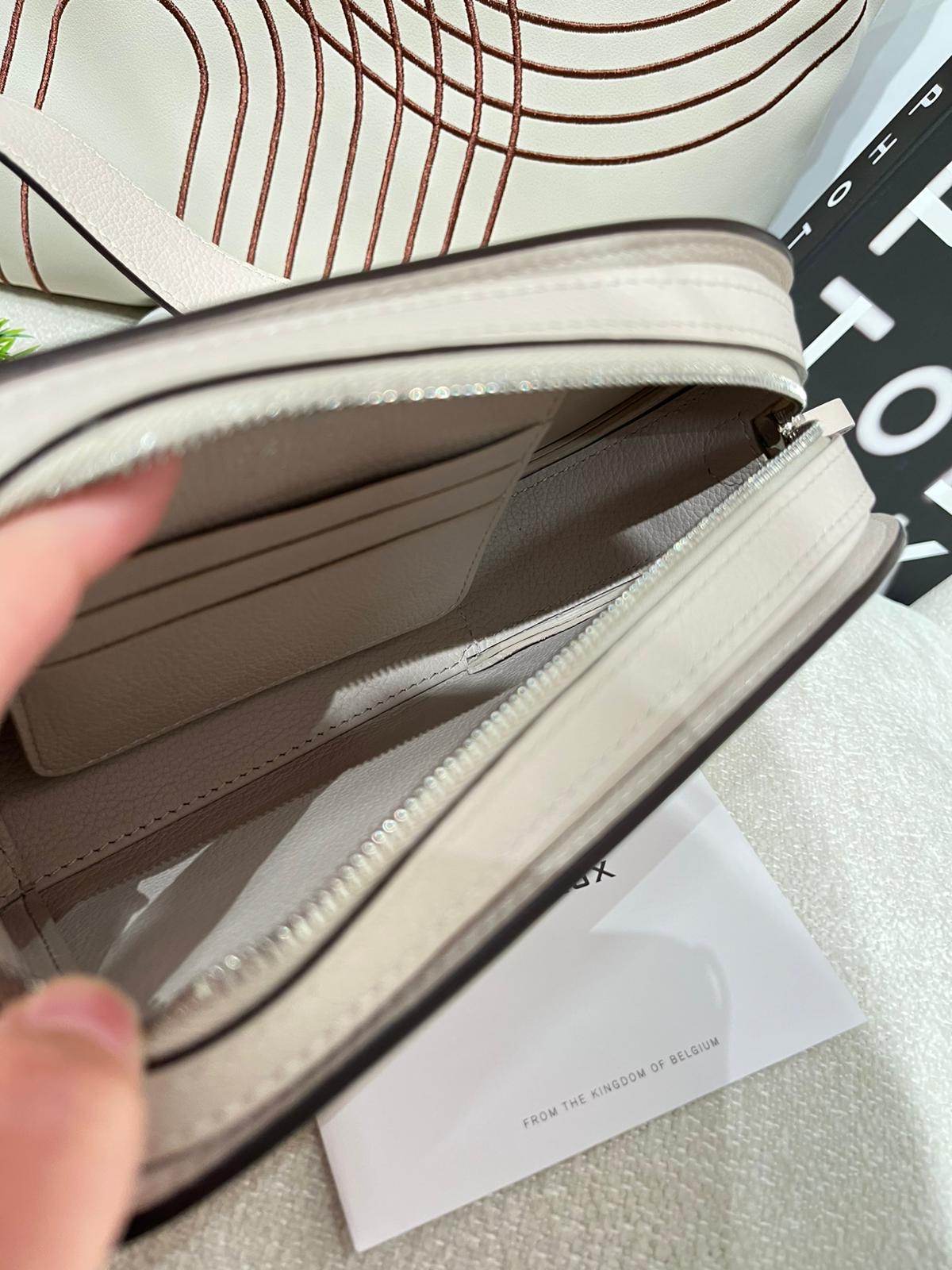 Delvaux Pin Jumping Calfskin 100%Authentic, 99%New ✅專門店收據✅證書✅Booklet✅Tap✅Dust bag