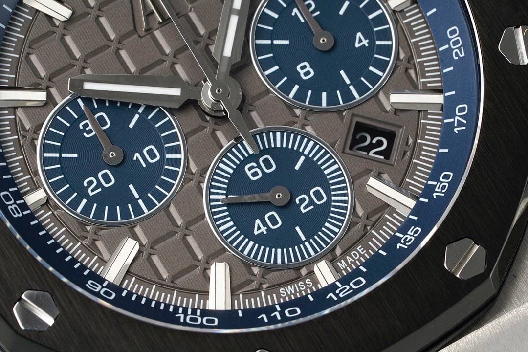 独家开发爱彼皇家橡树离岸系列26420，购入原装1.1打造💯全表采用德国最新cnc技术，每个细节都同步原装，表带表扣通用原装技术实现快拆技术可同原装互换，字面采用最新款纵横格纹面，上手霸气豪华，机芯使用最强丹东机芯外观复刻原装4401机芯实现正面反面与原装难分雌雄。首批数量有限先到先得。首批颜色分别为，1，玫瑰金熊猫眼，2，最火沙漠黄烟熏盘，3，经典蓝盘白眼，4灰盘蓝眼睛，5，经典百搭白熊猫。