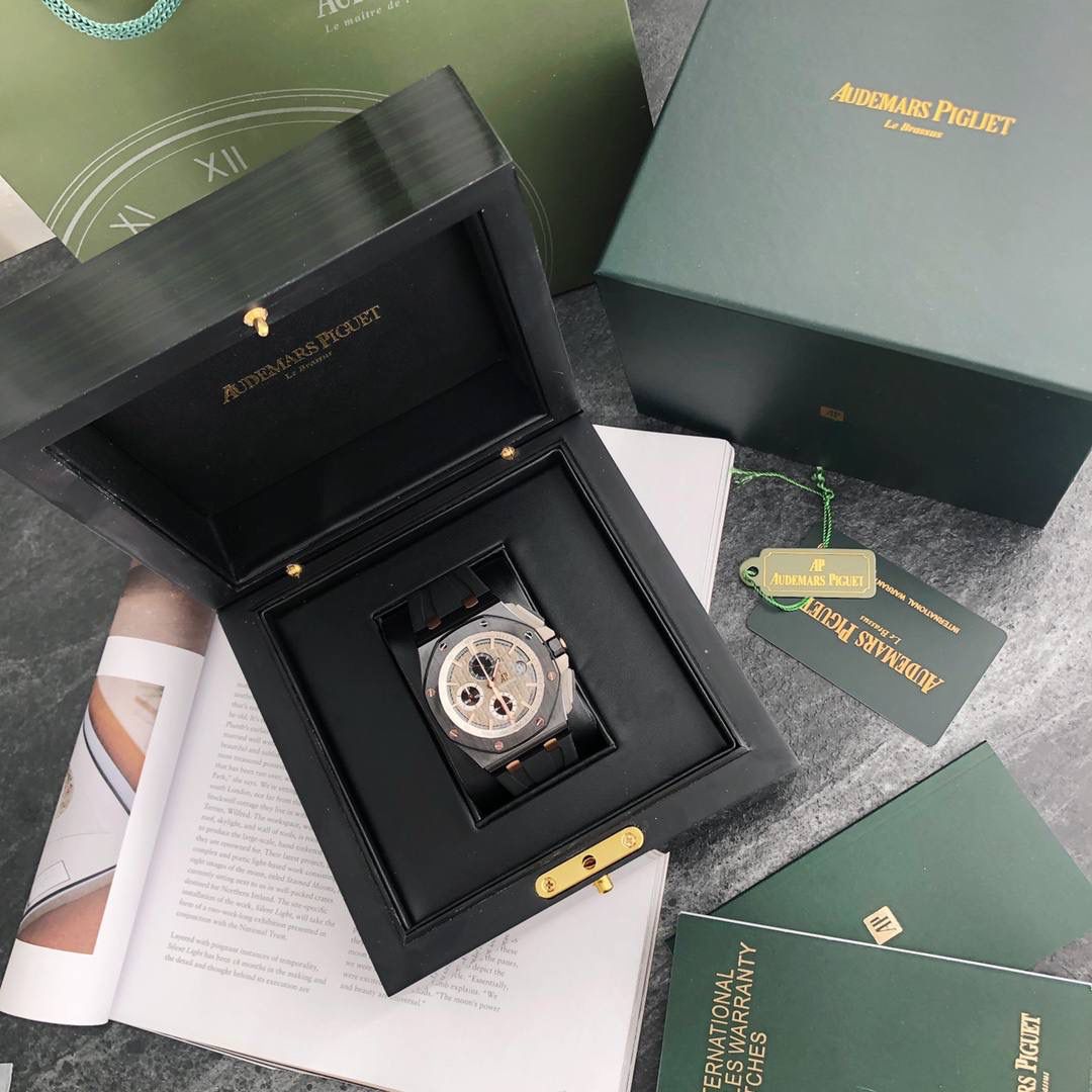 皇家橡树 - 爱彼AP 26400系列 44毫米直径 市面上最好版本的超级复刻 柔软硅胶带 皇家橡树离岸型 男士全自动机械腕表 ，316L精钢表壳 ，搭配原装复刻定制机芯Cal.3126全自动机械机芯 走时精准 稳定，透视后盖 裸露的机芯跟正品一模一样，反炫光蓝宝石玻璃 ，超级耐划痕，搭配原厂模具橡胶表带，原装针扣 ，300米防水，整壳套超高品质，超A做工，非市场普通货，货有所值 ，硬汉必备神器，爱彼入门级腕表 强烈推荐，制作耗时又耗精力，尽可能把最精至的腕表呈现给各位腕表爱好者。